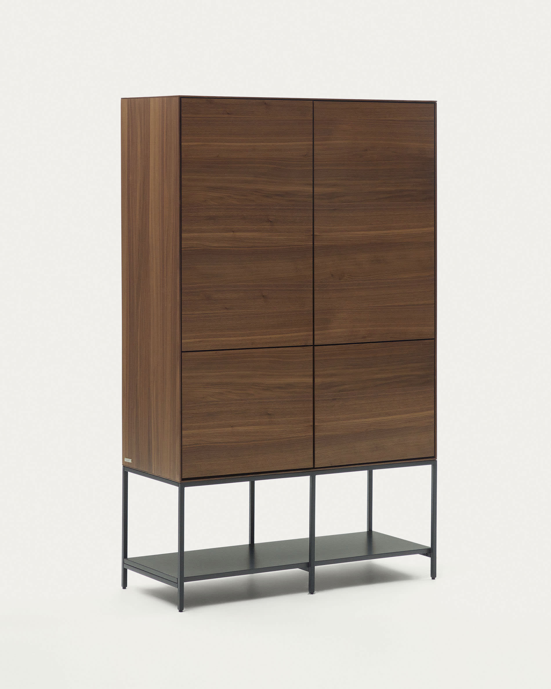 Vedrana Highboard 4 Türen aus Nussholzfurnier und Stahlbeine in Schwarz 97,5 x 160 cm in Natur präsentiert im Onlineshop von KAQTU Design AG. High-Sideboard ist von Kave Home