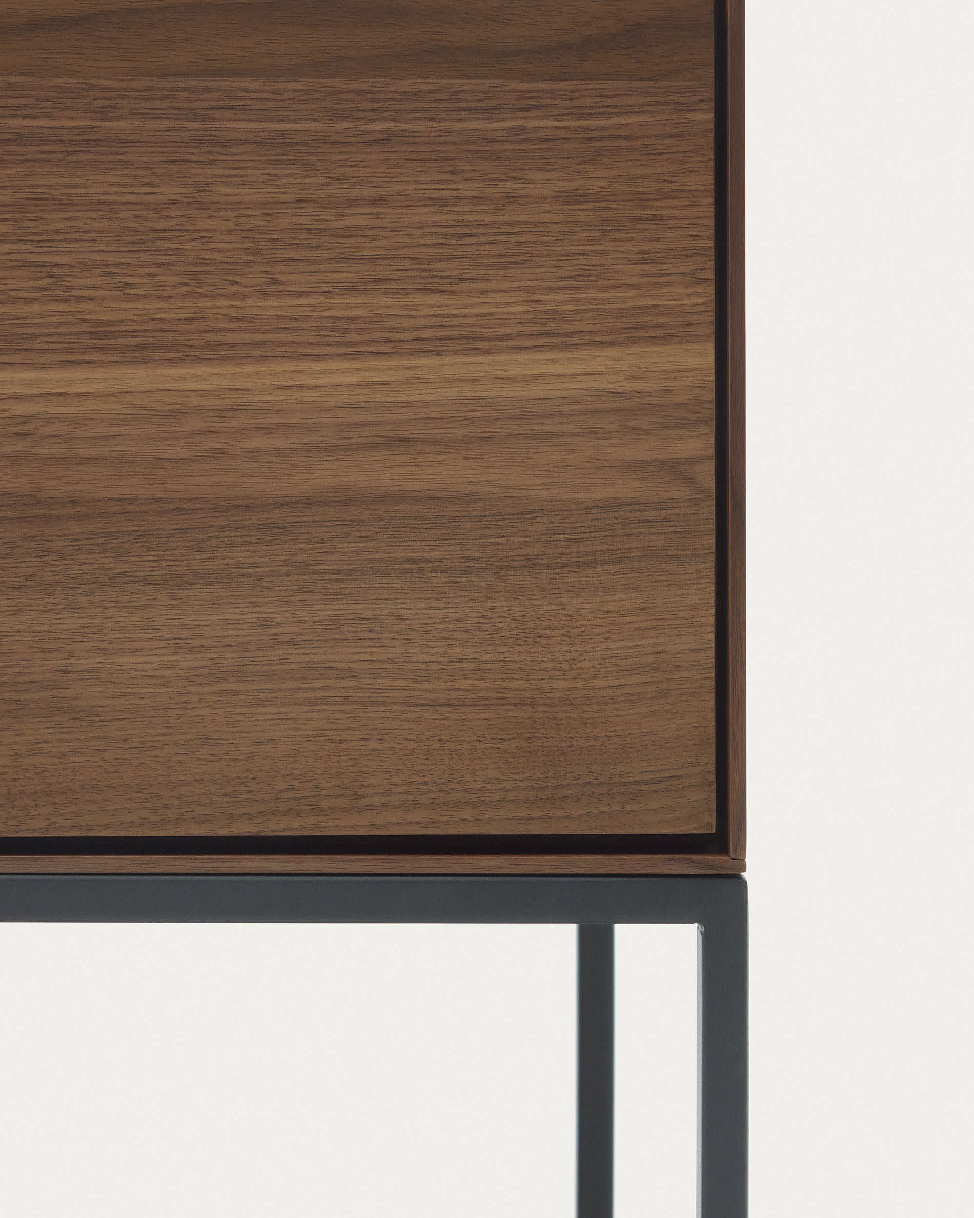 Vedrana Highboard 4 Türen aus Nussholzfurnier und Stahlbeine in Schwarz 97,5 x 160 cm in Natur präsentiert im Onlineshop von KAQTU Design AG. High-Sideboard ist von Kave Home