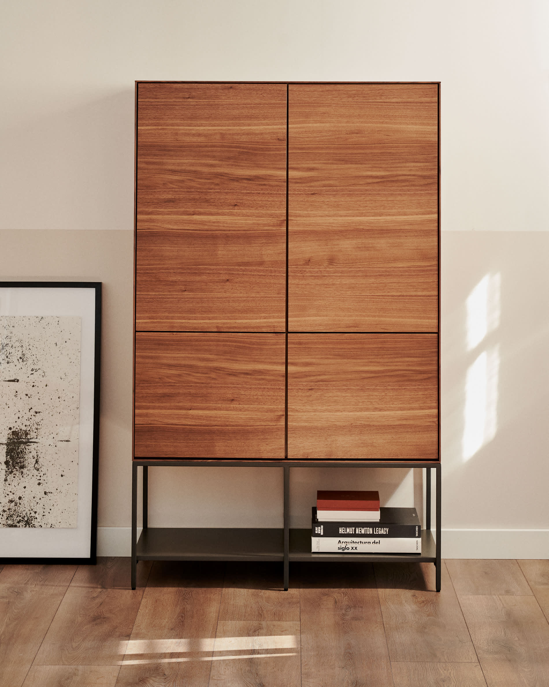 Vedrana Highboard 4 Türen aus Nussholzfurnier und Stahlbeine in Schwarz 97,5 x 160 cm in Natur präsentiert im Onlineshop von KAQTU Design AG. High-Sideboard ist von Kave Home