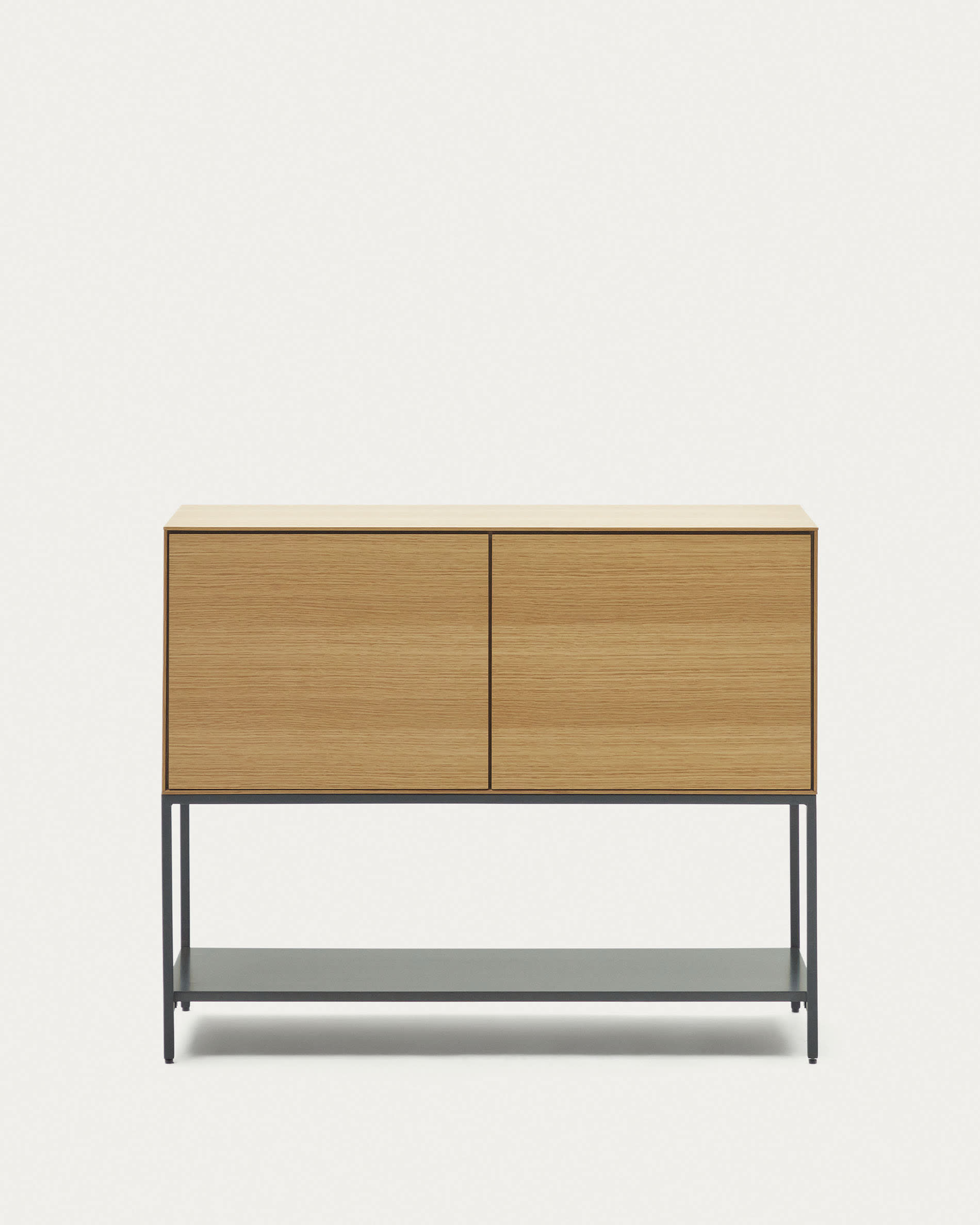 Vedrana Kommode 2 Türen aus Eichenfurnier und Stahlbeine in Schwarz 97,5 x 80 cm in Natur präsentiert im Onlineshop von KAQTU Design AG. High-Sideboard ist von Kave Home