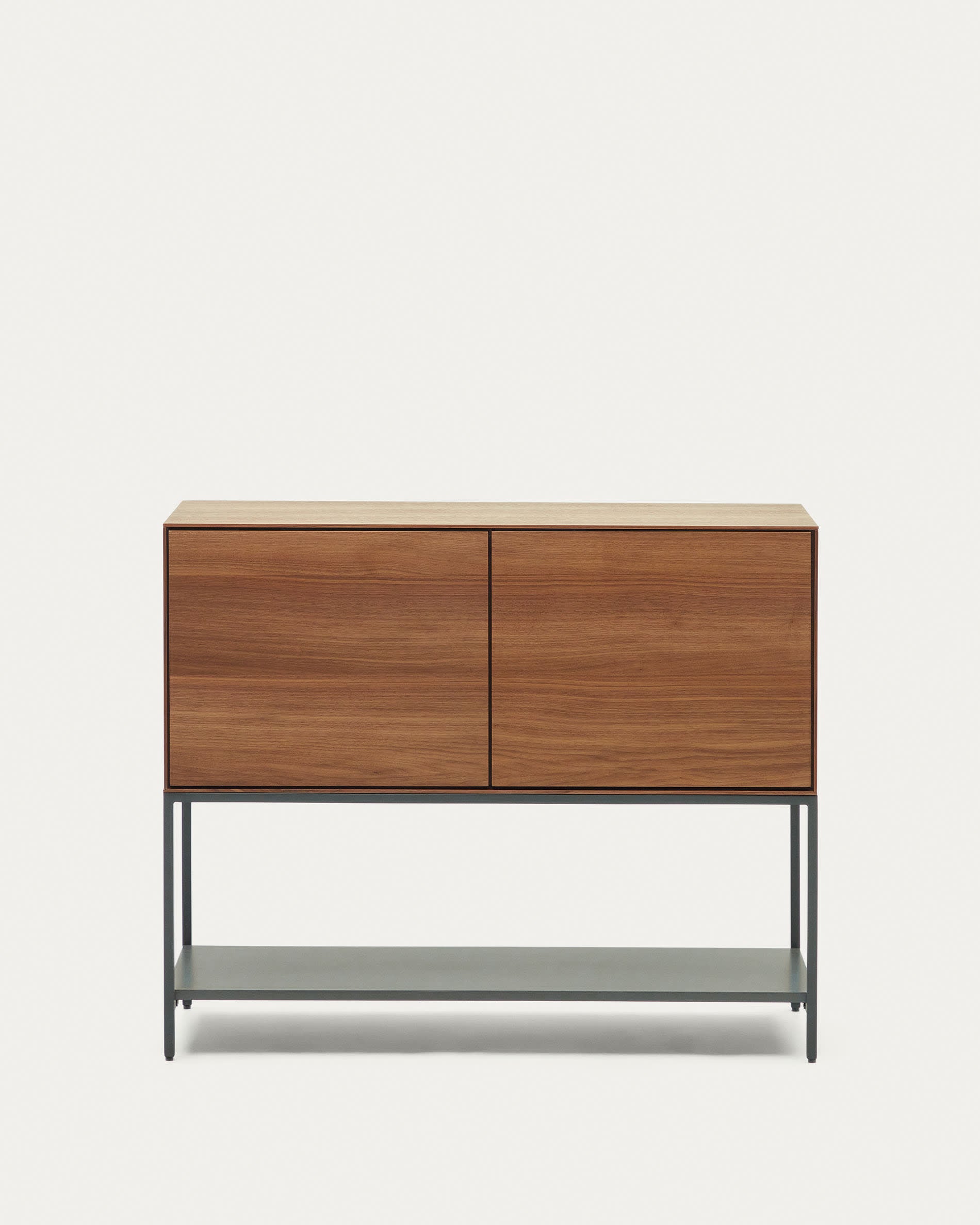 Vedrana Sideboard 2 Türen aus Nussholzfurnier und Stahlbeine in Schwarz 97,5 x 80 cm in Natur präsentiert im Onlineshop von KAQTU Design AG. Sideboard ist von Kave Home