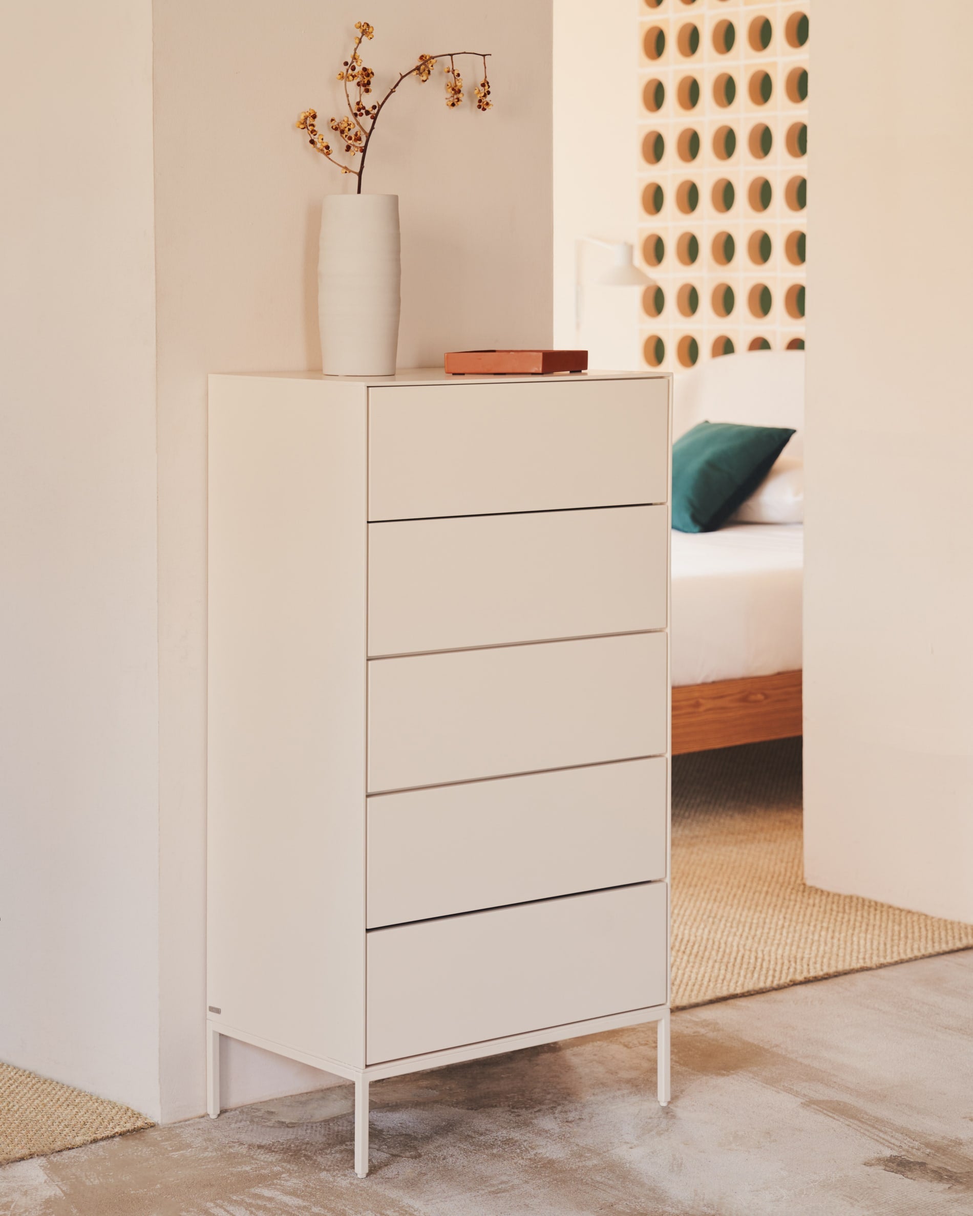 Vedrana Kommode 5 Schubladen MDF weiss lackiert 60 x 114 cm in Weiß präsentiert im Onlineshop von KAQTU Design AG. High-Sideboard ist von Kave Home