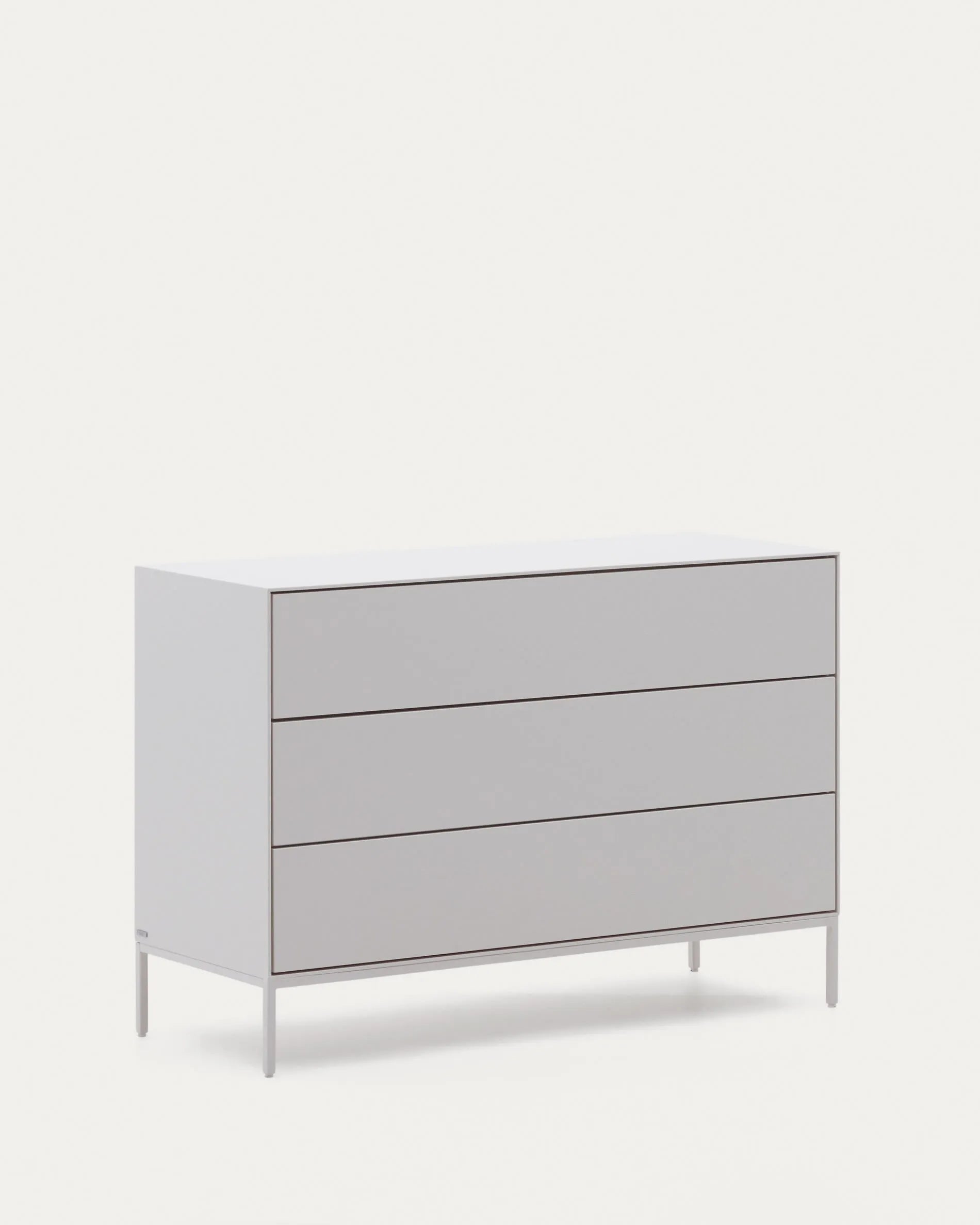 Die Vedrana Kommode von Kave Home vereint elegantes Design mit Funktionalität: Weiß lackiertes MDF, Stahlakzente, 3 Schubladen, 110x75 cm.