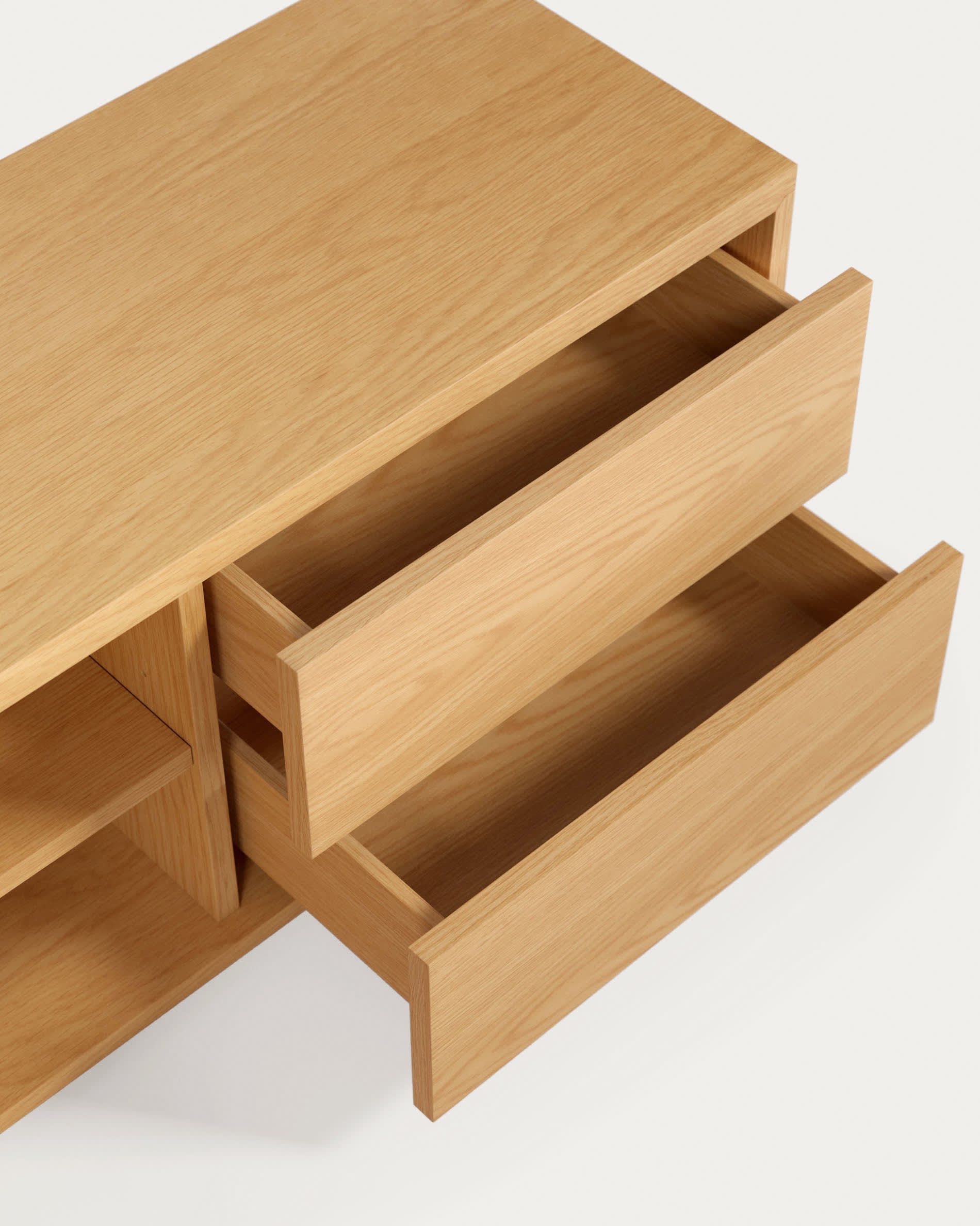 Abilen TV-Schrank 1 Türe und 2 Schubladen aus Eichenfurnier 150 x 44 cm FSC 100% in Braun präsentiert im Onlineshop von KAQTU Design AG. Sideboard ist von Kave Home