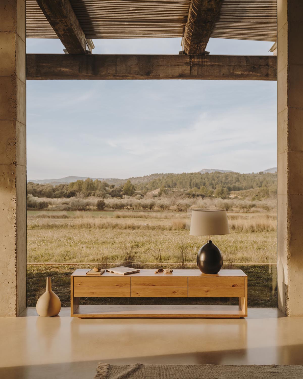 TV-Möbel Alguema 3 Schubladen in Eichenfurnier mit natürlichem Finish 200 x 51 cm in Natur präsentiert im Onlineshop von KAQTU Design AG. Sideboard ist von Kave Home