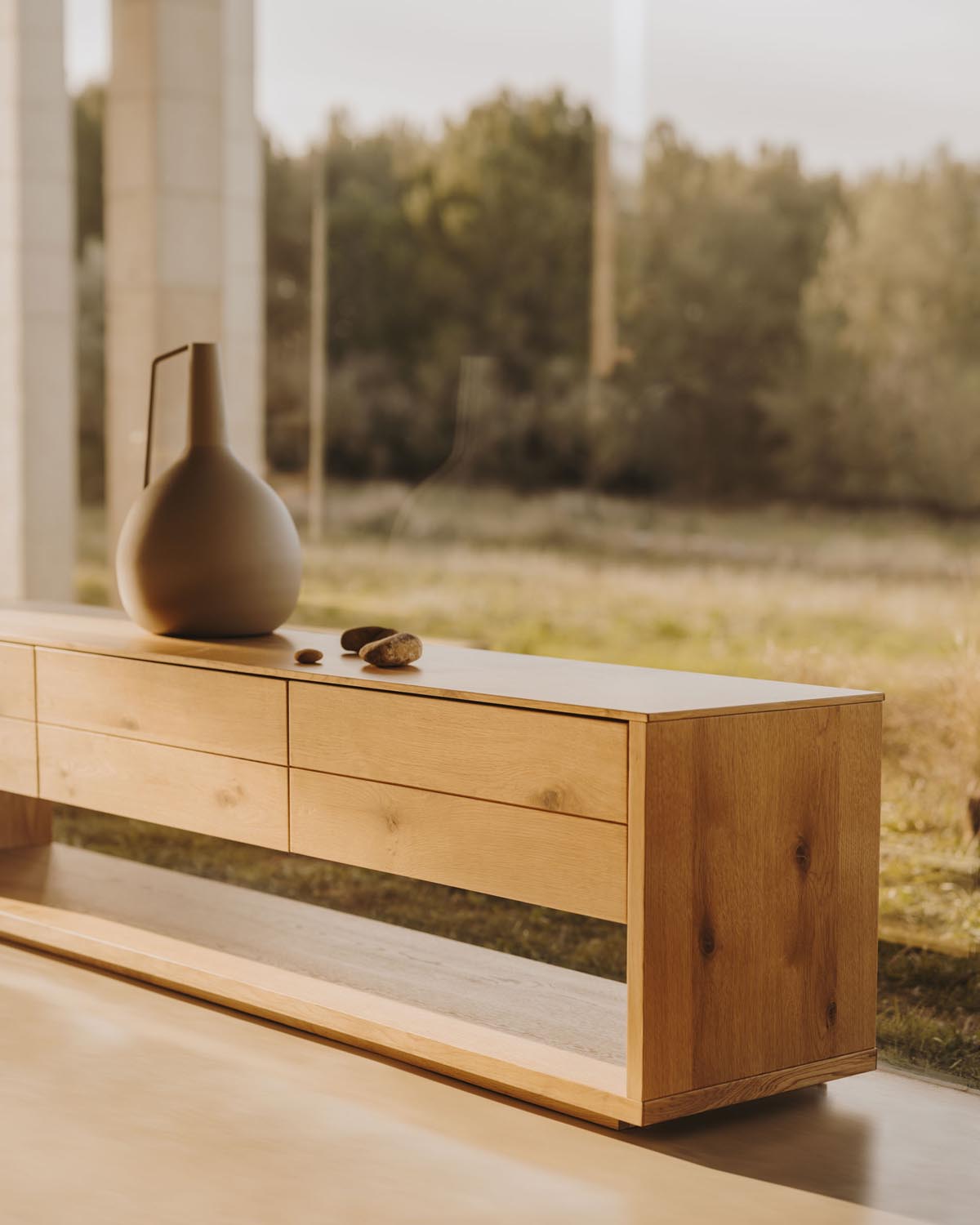 TV-Möbel Alguema 3 Schubladen in Eichenfurnier mit natürlichem Finish 200 x 51 cm in Natur präsentiert im Onlineshop von KAQTU Design AG. Sideboard ist von Kave Home