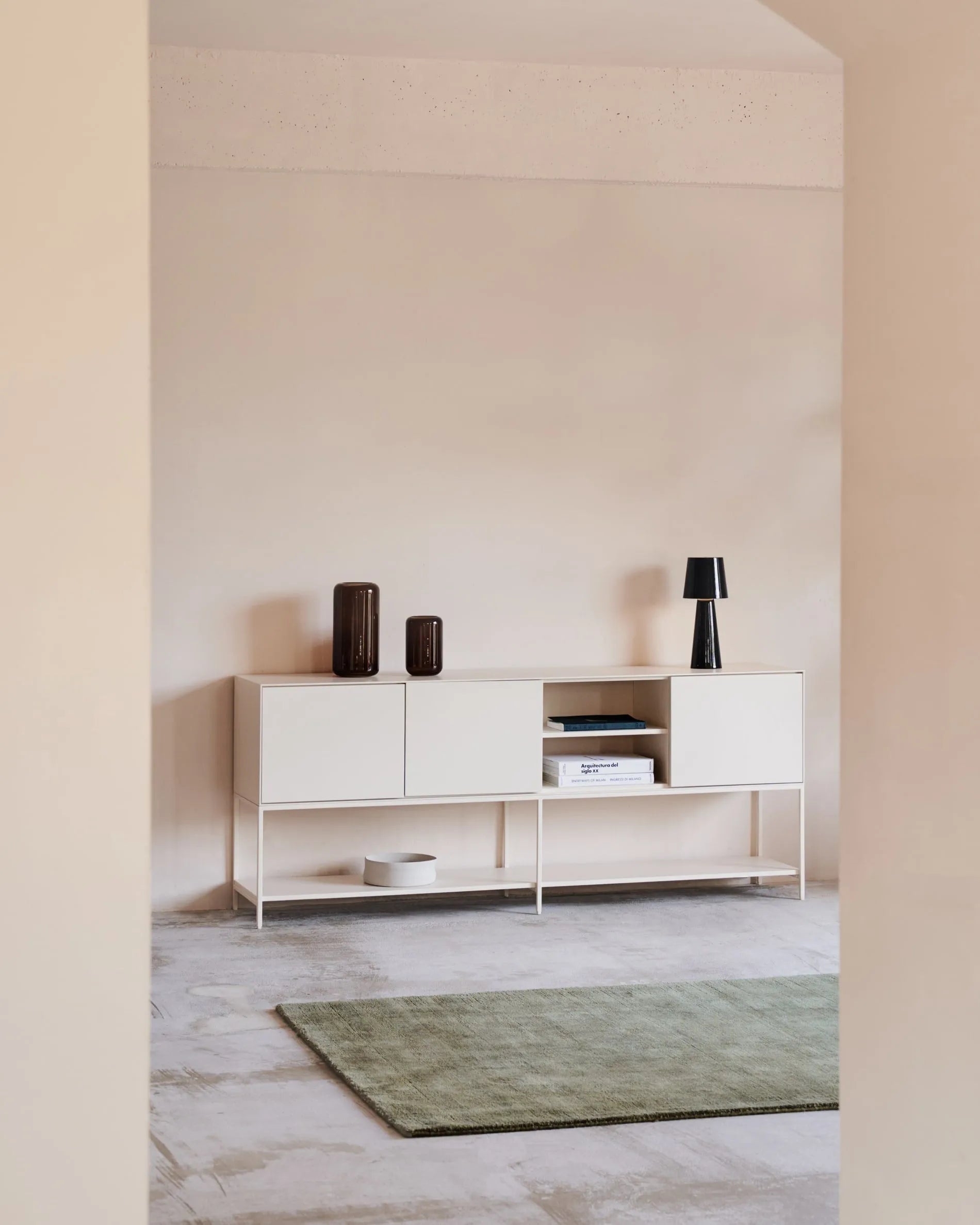 Das Vedrana Sideboard von Kave Home: Eleganz in Weiß, 3 Türen, MDF, 195x80 cm. Modern, funktional, mit Soft-Close-Mechanismus.