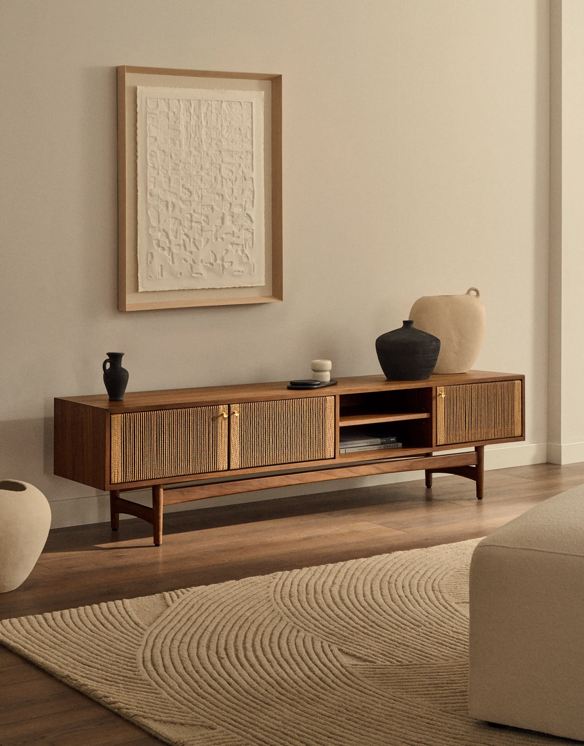 TV-Möbel Elan 3 Türen Furnier und massives Walnussholz Seil 200 x 50 cm FSC Mix Credit in Natur präsentiert im Onlineshop von KAQTU Design AG. Sideboard ist von Kave Home