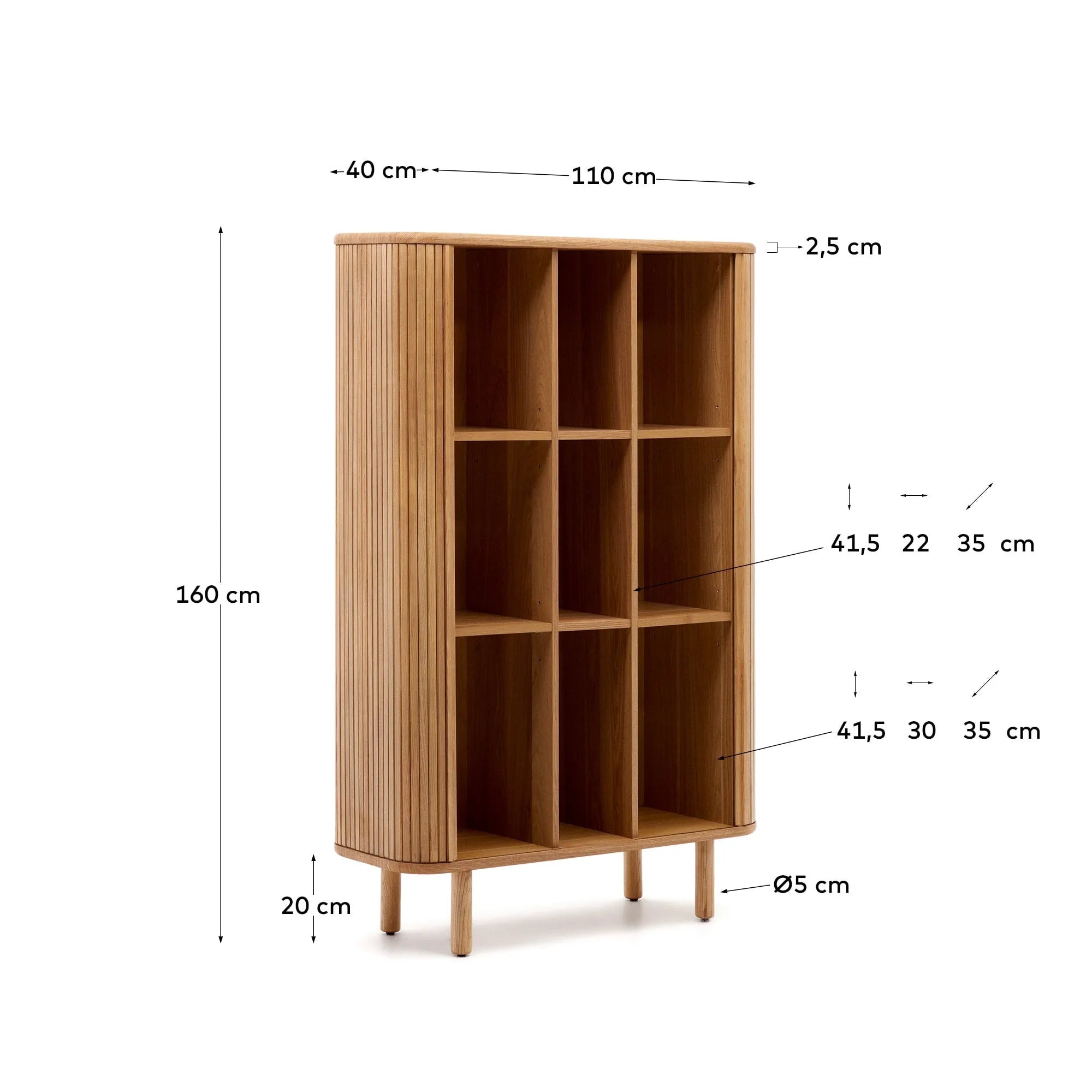 Elegantes Highboard mit Eschenfurnier, abgerundeten Formen und praktischen Schiebetüren für stilvollen Stauraum.