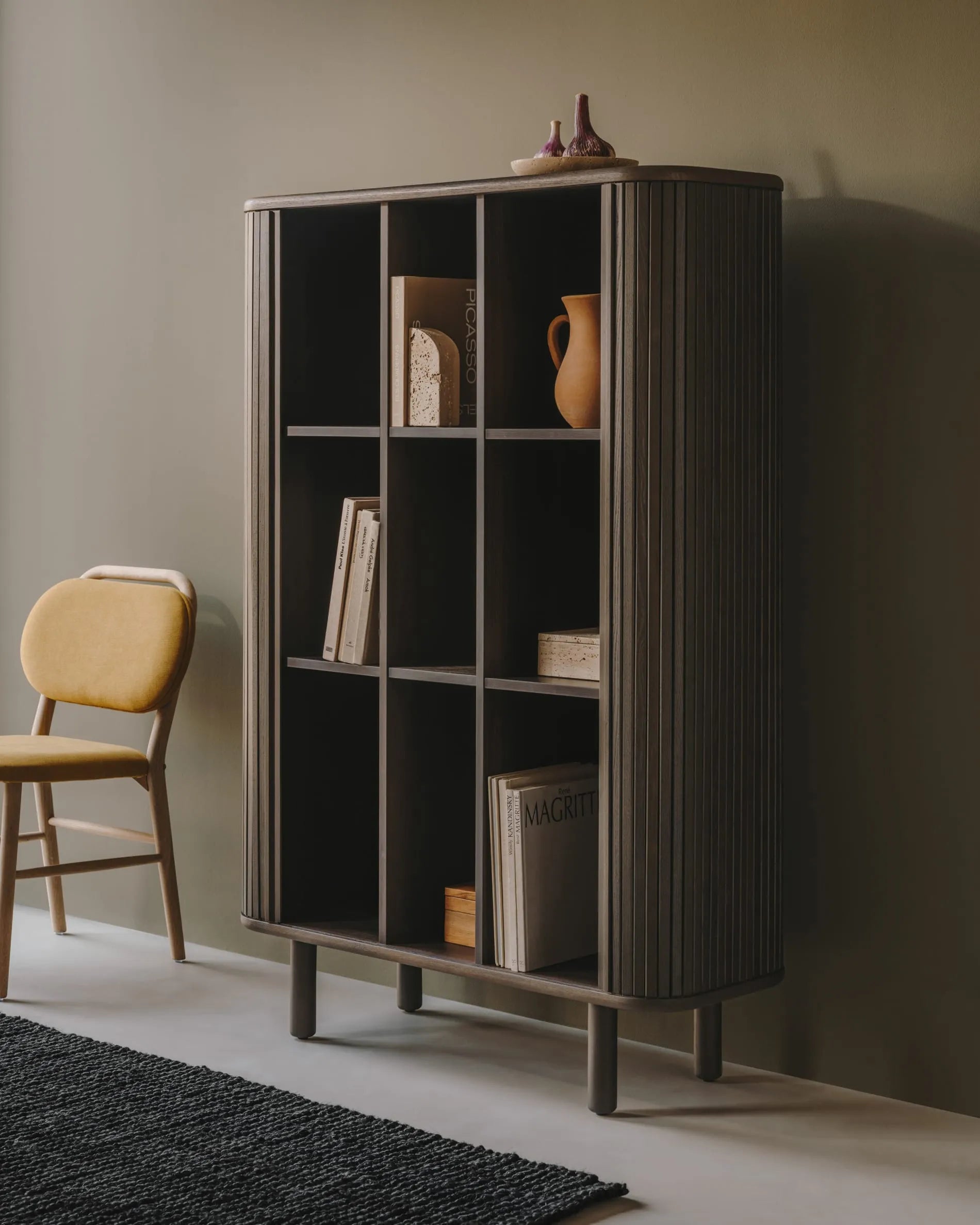 Elegantes Highboard mit Eschenfurnier, dunklem Finish und großzügigem Stauraum. Perfekt für stilvolle Aufbewahrung.