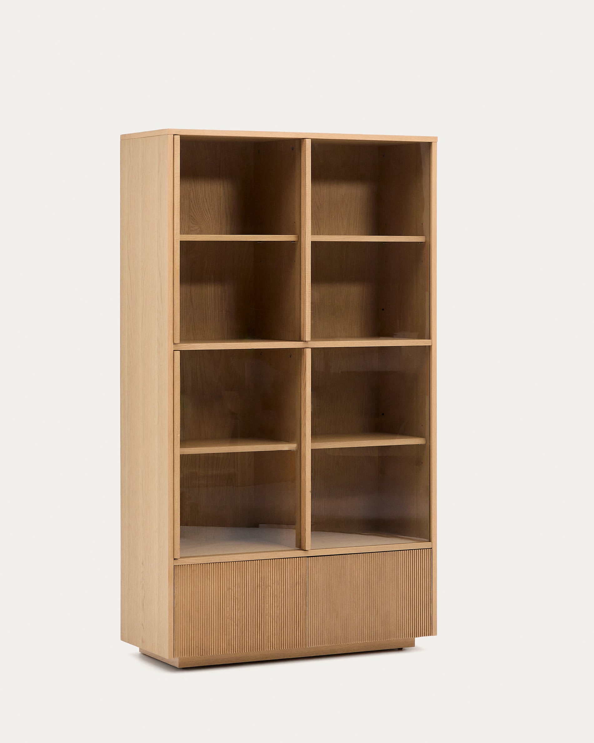 Vitrine Helvine 4 Türen 2 Schubladen Eichenfurnier gehärtetes Glas 100 x 174 cm FSC 100% in Natur präsentiert im Onlineshop von KAQTU Design AG. Vitrine ist von Kave Home