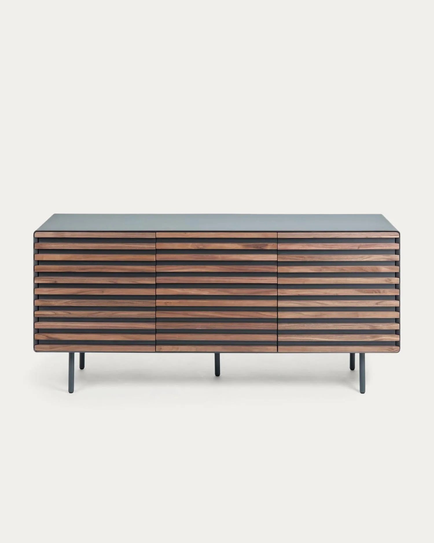 Elegantes Kesia Sideboard: Walnussfurnier, schwarzer Stahl, 162x74 cm. Vielseitig, modern, ideal für Wohn- und Esszimmer.