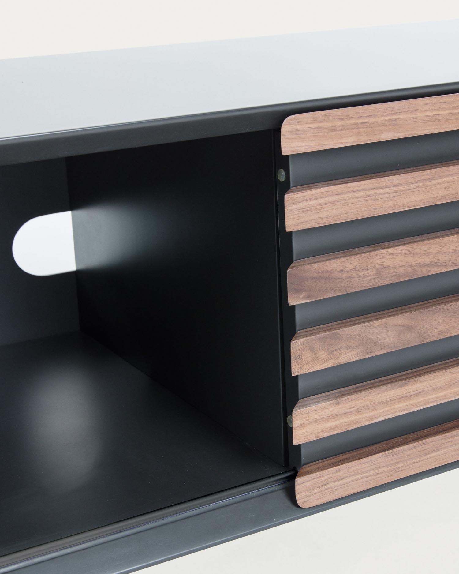 Kesia TV-Schrank 1 Türe Nussholzfurnier schwarze Lackierung Stahl in Schwarz 120 x 48,5 cm in Schwarz präsentiert im Onlineshop von KAQTU Design AG. Sideboard ist von Kave Home