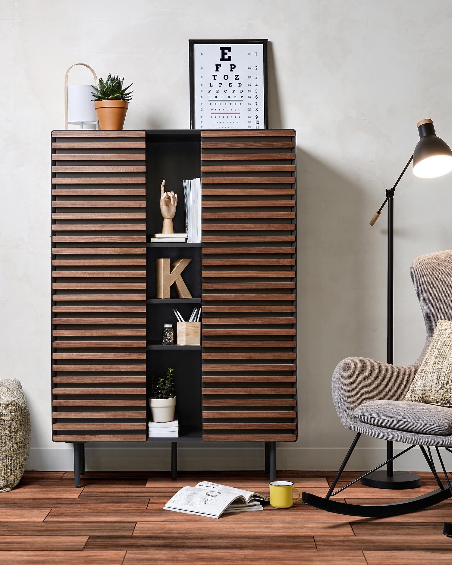 Kesia Highboard mit Walnussfurnier 105 x 155 cm in Schwarz präsentiert im Onlineshop von KAQTU Design AG. Standregal ist von Kave Home