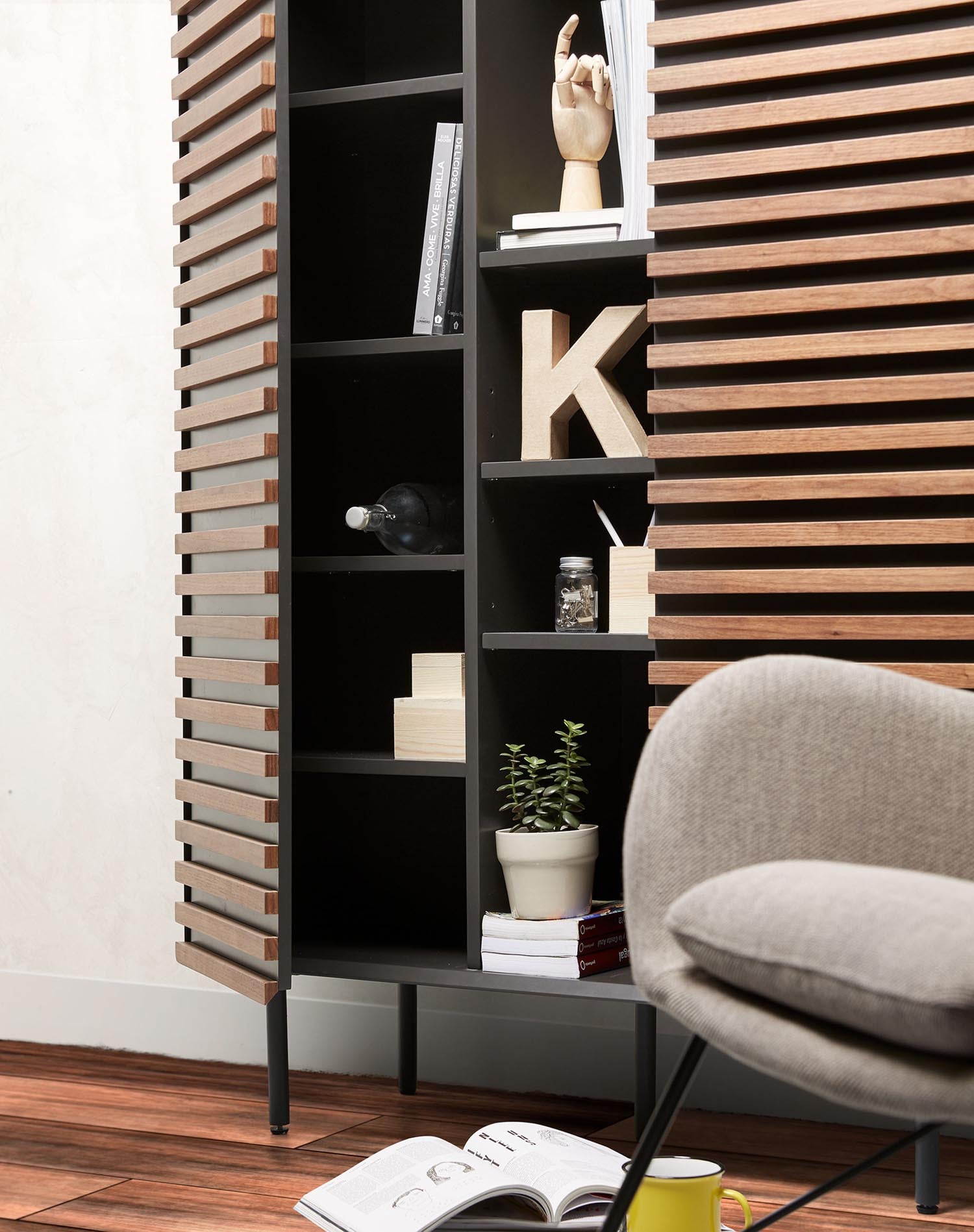 Kesia Highboard mit Walnussfurnier 105 x 155 cm in Schwarz präsentiert im Onlineshop von KAQTU Design AG. Standregal ist von Kave Home