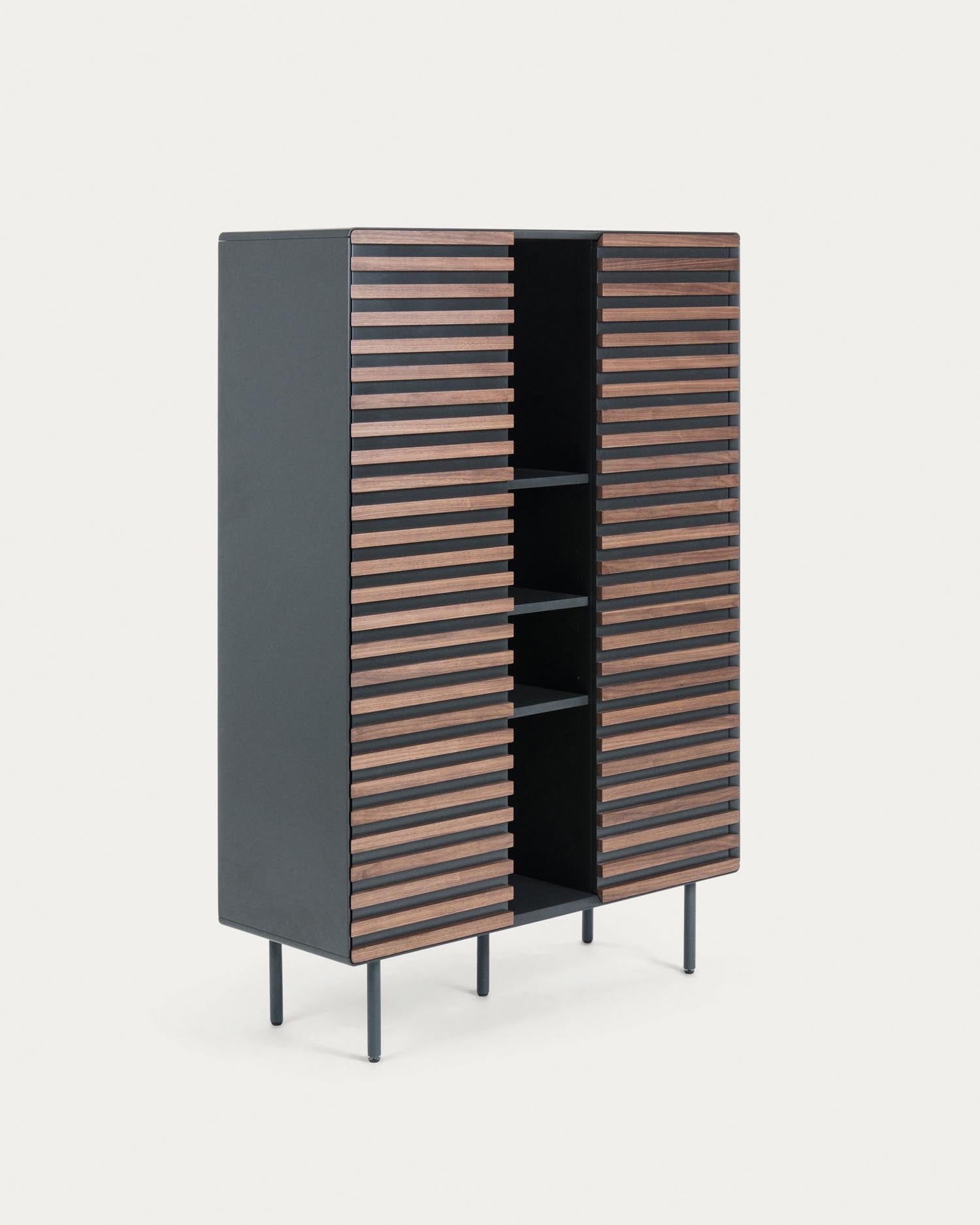 Kesia Highboard mit Walnussfurnier 105 x 155 cm in Schwarz präsentiert im Onlineshop von KAQTU Design AG. Standregal ist von Kave Home