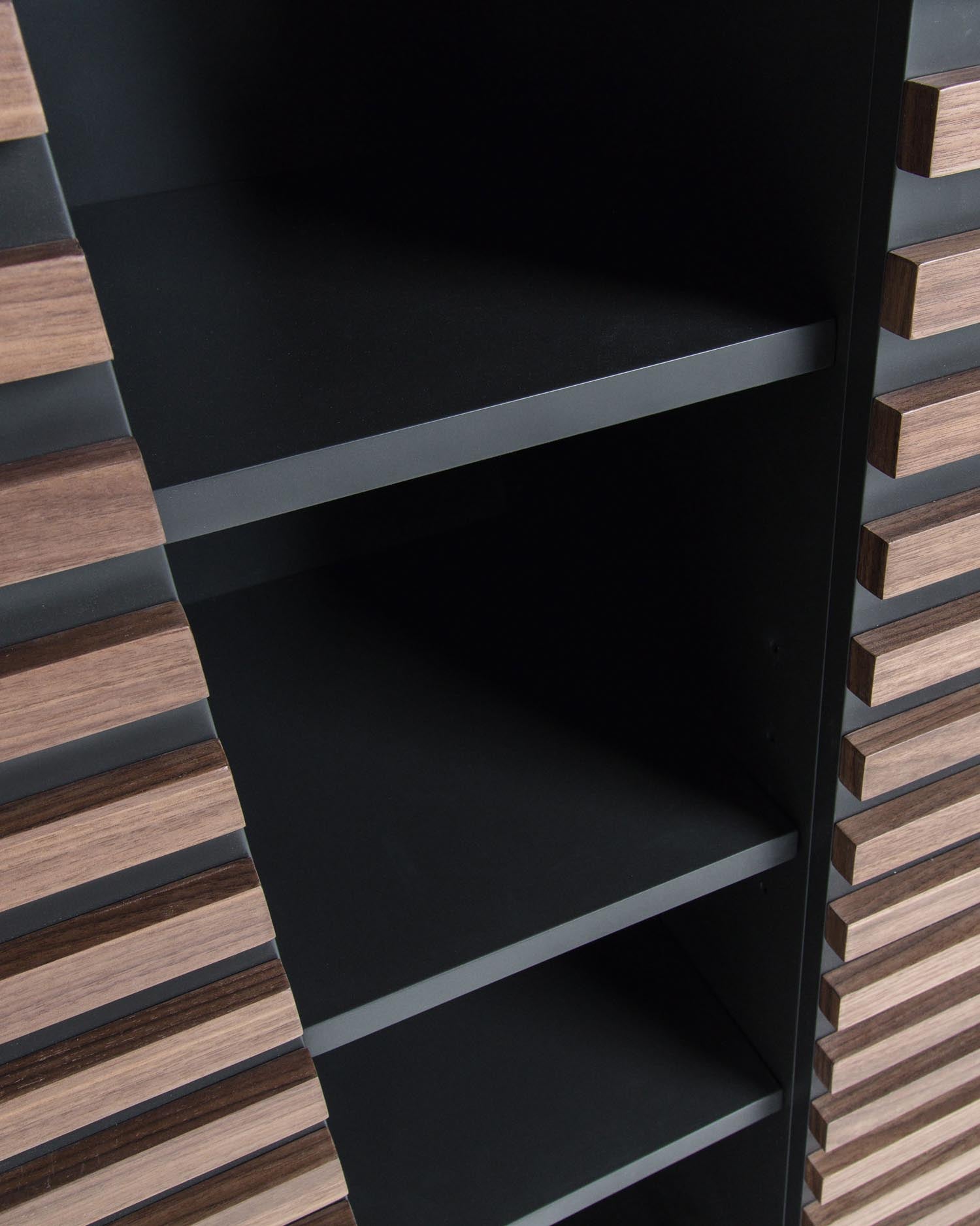 Kesia Highboard mit Walnussfurnier 105 x 155 cm in Schwarz präsentiert im Onlineshop von KAQTU Design AG. Standregal ist von Kave Home