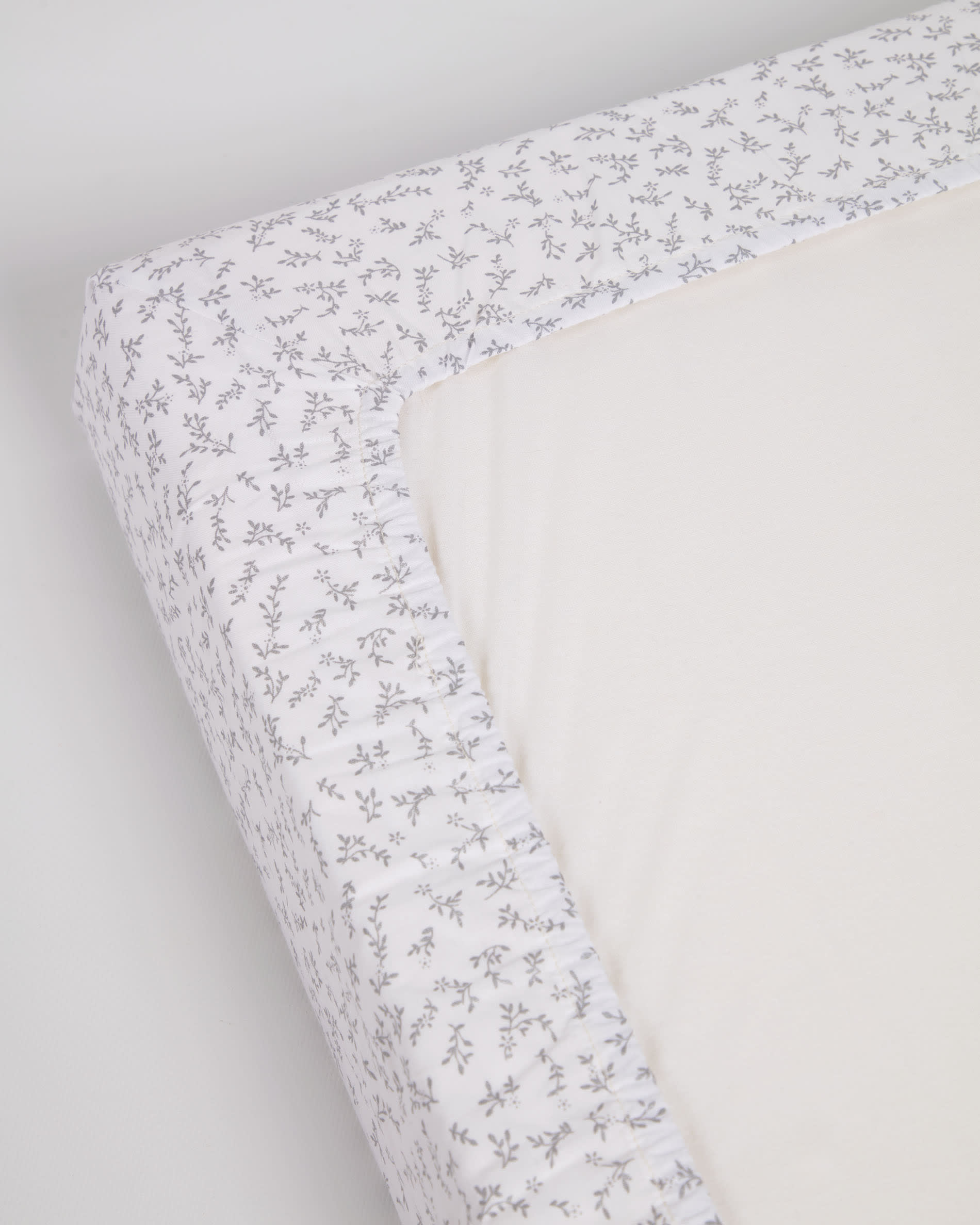 Yamile Wickelauflagebezug 100% Bio-Baumwolle (GOTS) weiss mit Blättern grau 50 x 70 cm in Weiß präsentiert im Onlineshop von KAQTU Design AG. Zubehör Bett ist von Kave Home