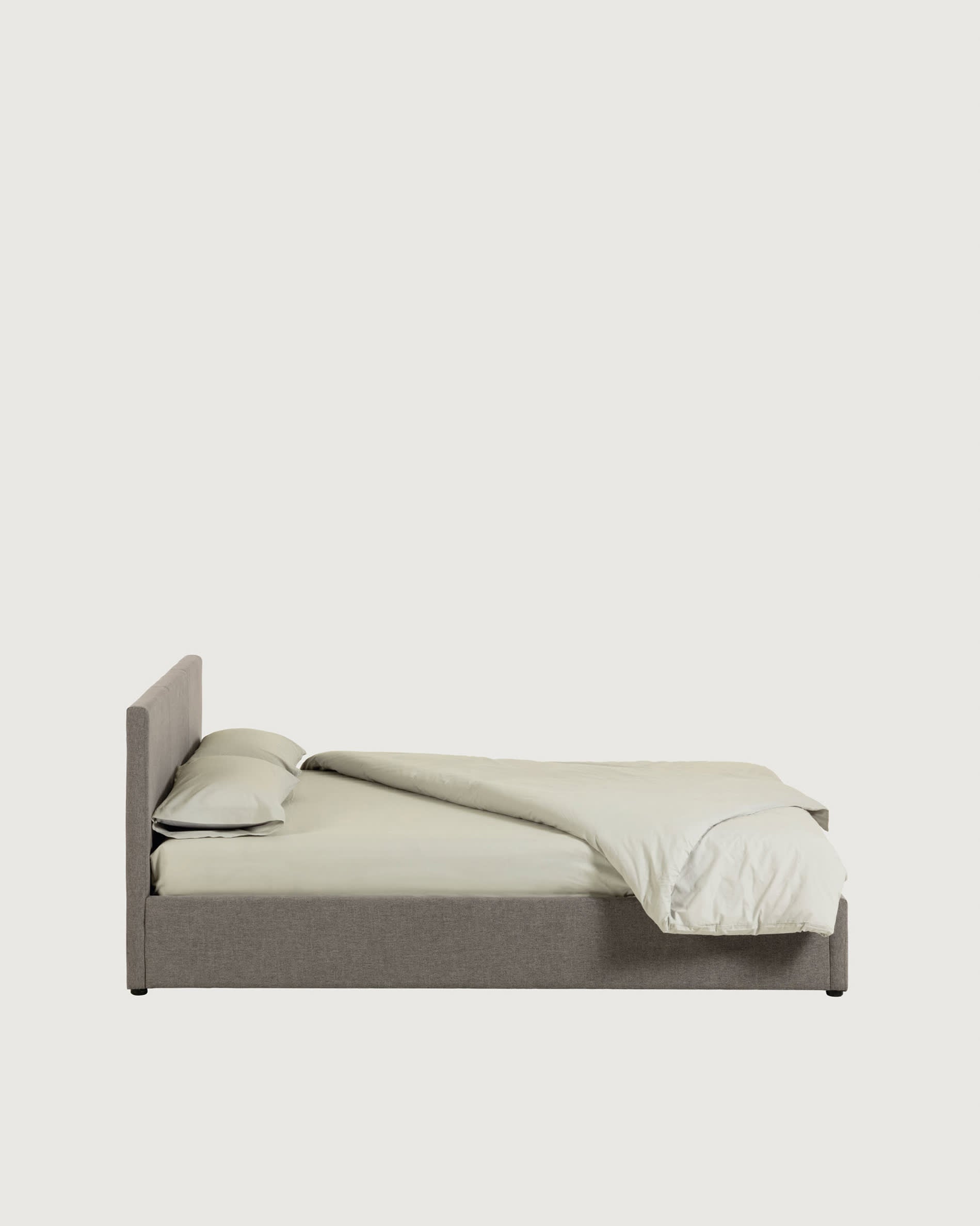 Nahiri Bett mit Stauraum in Grau für Matratze von 150 x 200 cm in Grau präsentiert im Onlineshop von KAQTU Design AG. Bett ist von Kave Home