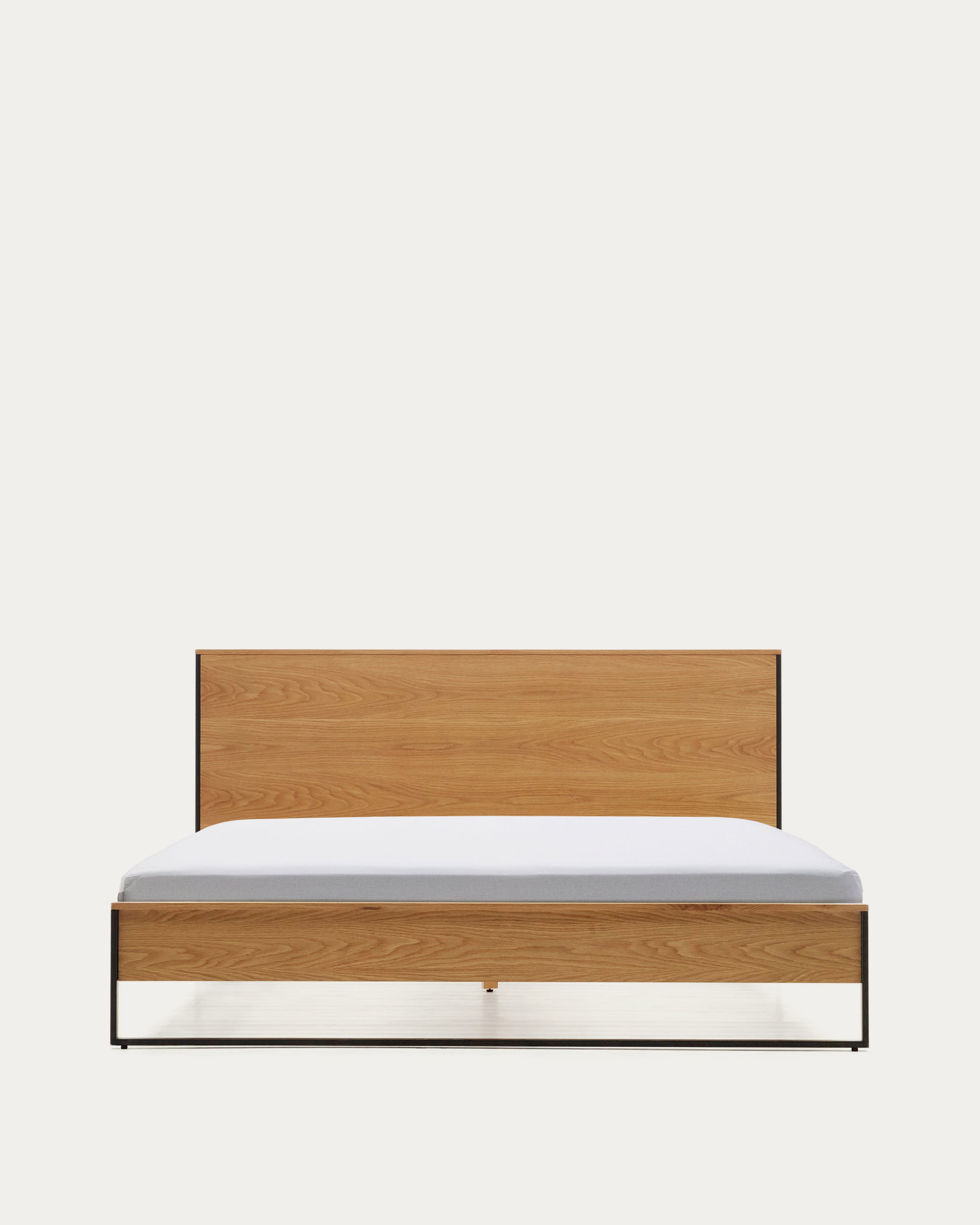 Taiana Bett aus Eichenfurnier und Stahlbeinen mit schwarzem Finish 160 x 200 cm in Braun präsentiert im Onlineshop von KAQTU Design AG. Bett ist von Kave Home