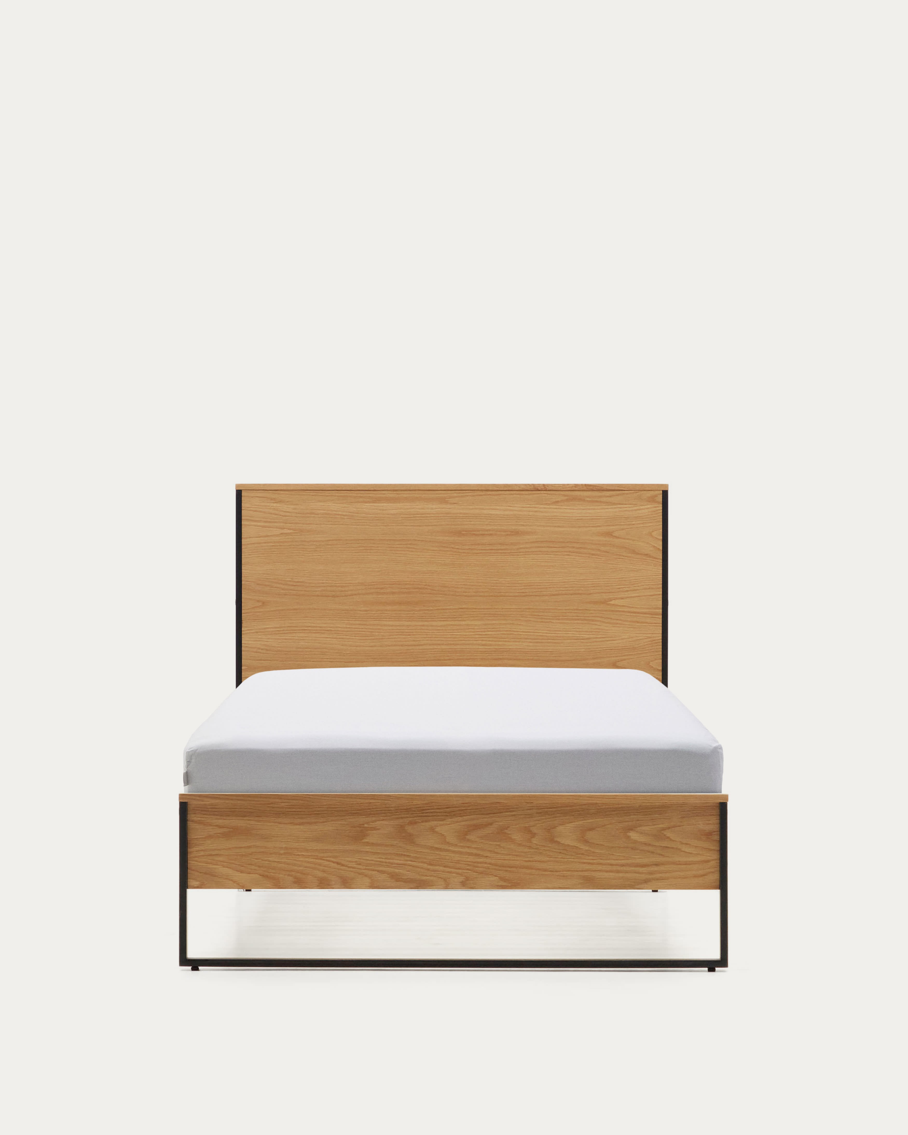 Taiana Bett aus Eichenfurnier und Stahlbeinen mit schwarzem Finish 90 x 190 cm in Braun präsentiert im Onlineshop von KAQTU Design AG. Bett ist von Kave Home