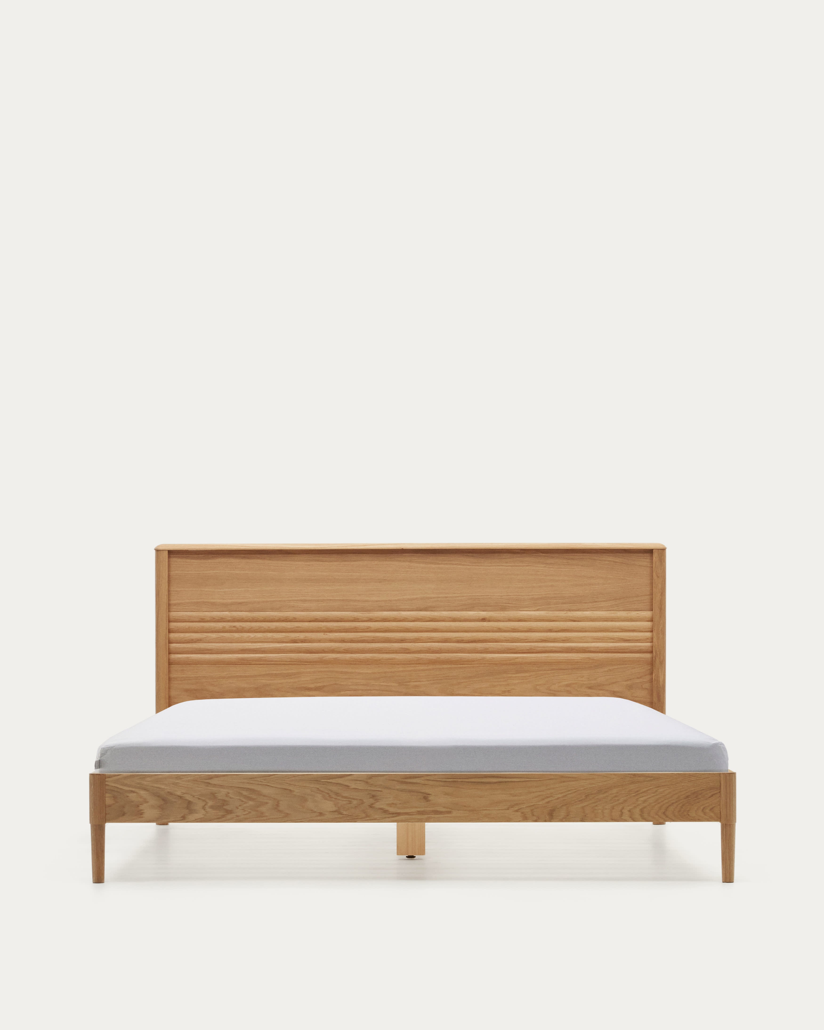 Lenon Bett aus Eichenholz und Eichenfurnier für Matratze von 160 x 200 cm FSC MIX Credit in Braun präsentiert im Onlineshop von KAQTU Design AG. Bett ist von Kave Home