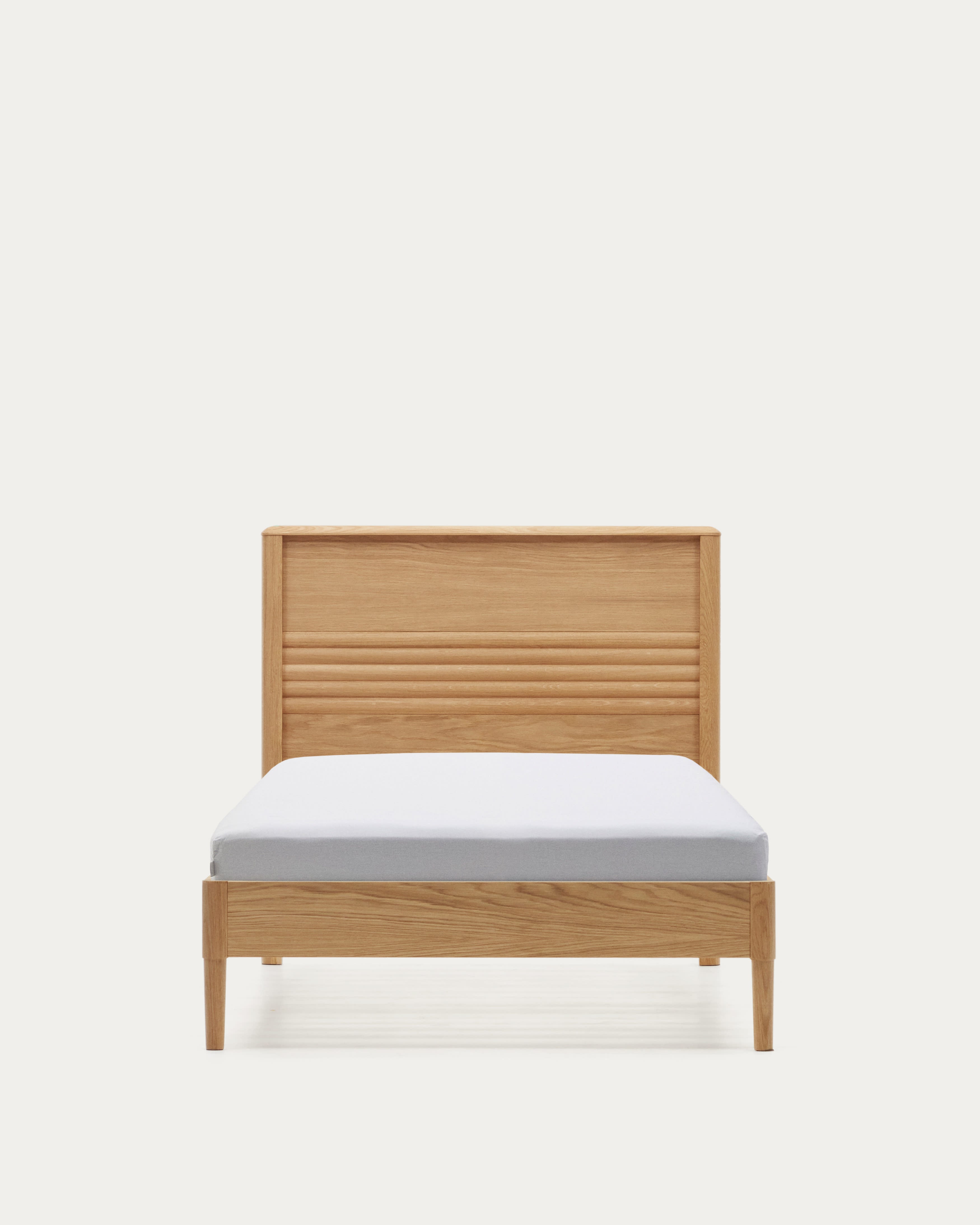 Lenon Bett aus Eichenholz und Eichenfurnier für Matratze von 90 x 200 cm FSC MIX Credit in Braun präsentiert im Onlineshop von KAQTU Design AG. Bett ist von Kave Home