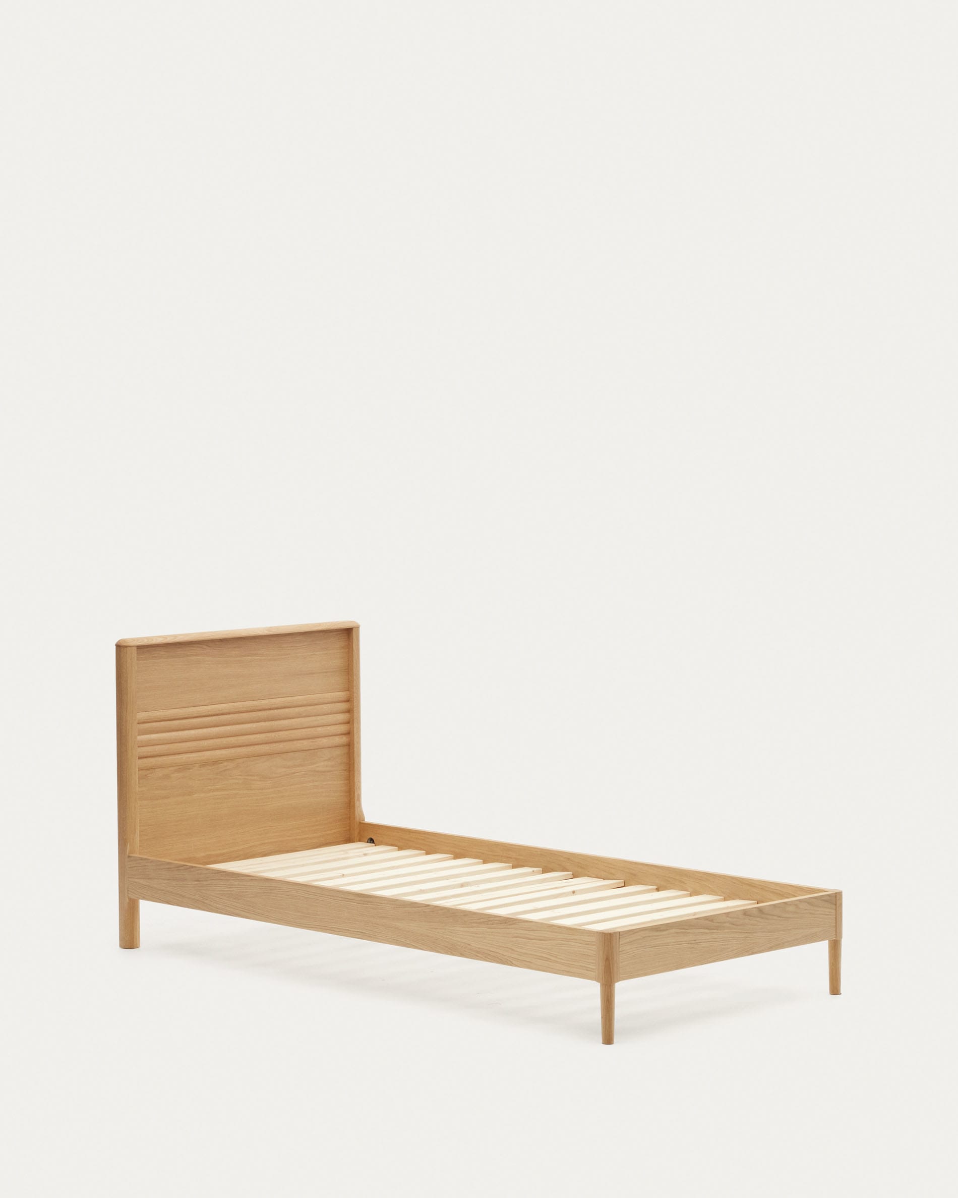 Lenon Bett aus Eichenholz und Eichenfurnier für Matratze von 90 x 200 cm FSC MIX Credit in Braun präsentiert im Onlineshop von KAQTU Design AG. Bett ist von Kave Home