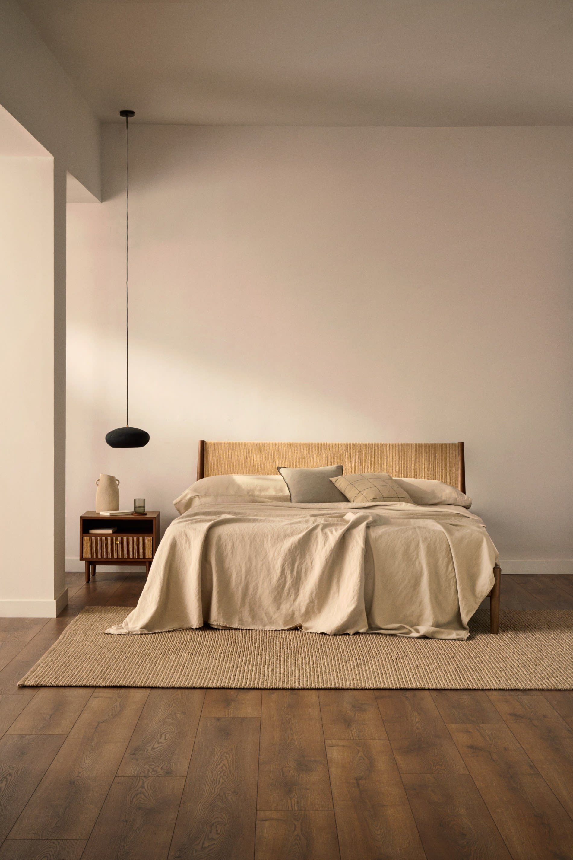 Bett Elan aus Furnier und massivem Walnussholz mit Seil Matratze 160 x 200 cm FSC Mix Credit in Gelb präsentiert im Onlineshop von KAQTU Design AG. Bett ist von Kave Home