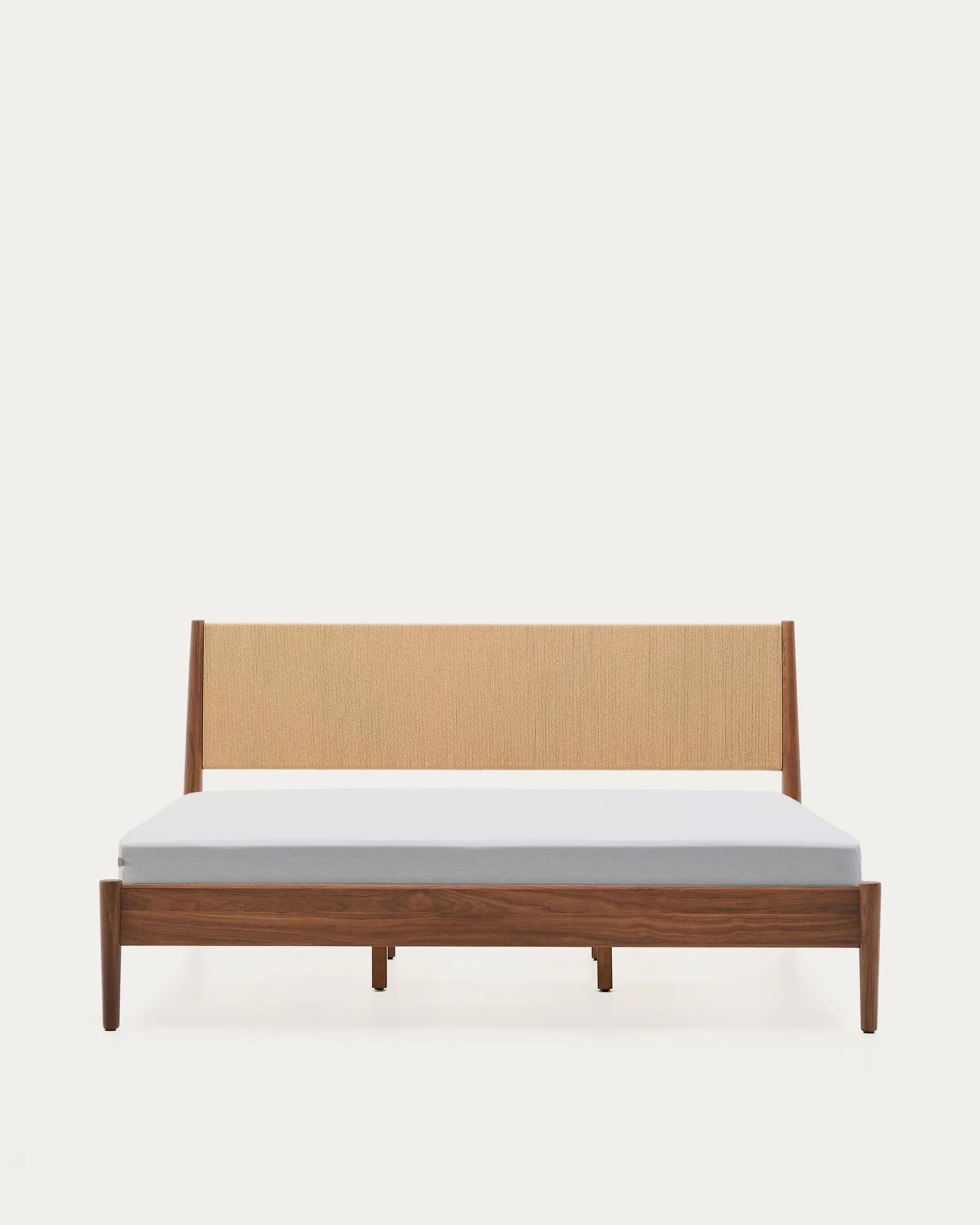 Das Bett Elan aus Walnussholz und Seil bietet mit 180x200 cm Komfort und Nachhaltigkeit. FSC-zertifiziert, stilvoll und langlebig.