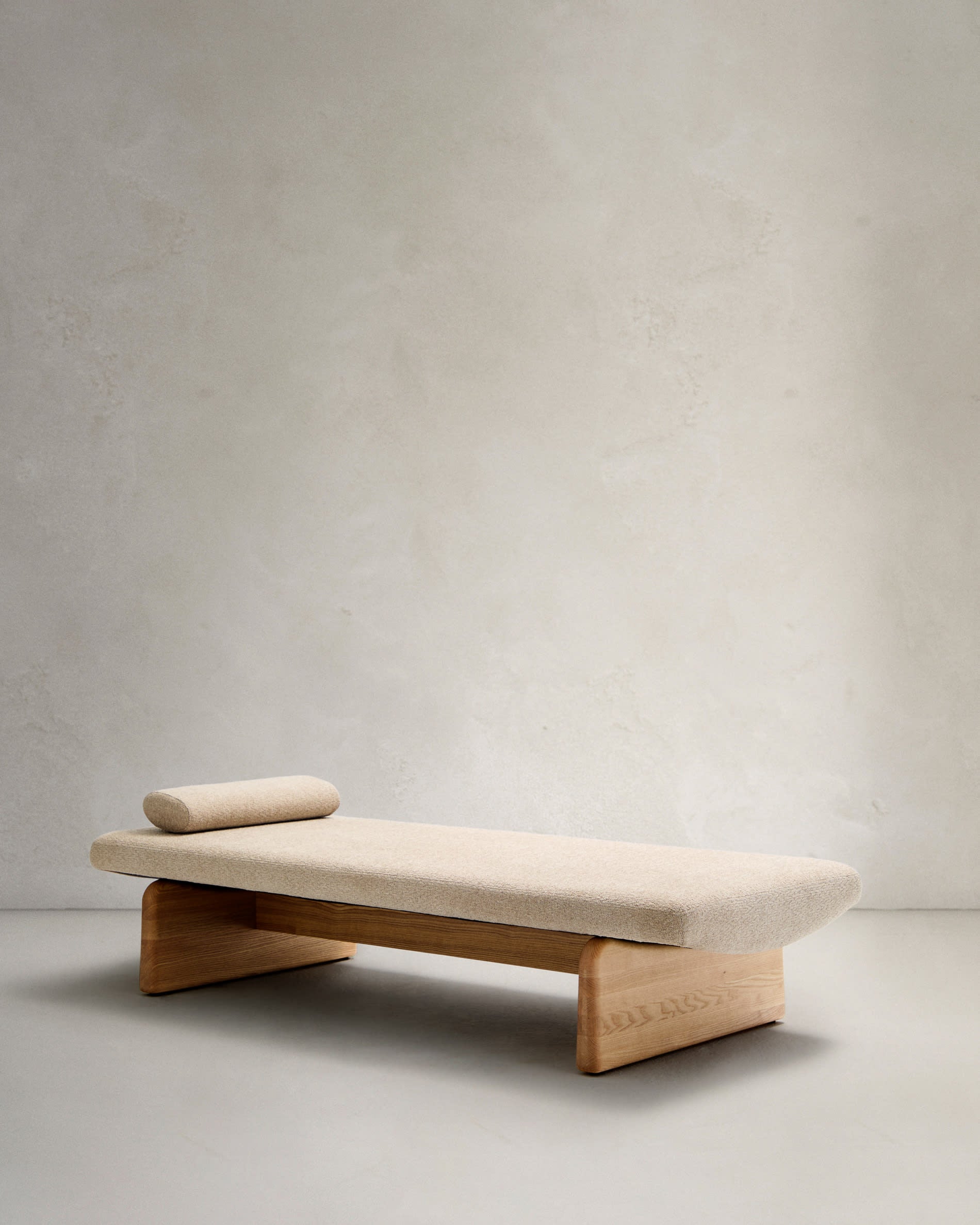 Daybed Topaz aus beigefarbenem Chenille und massivem Eschenholz mit natürlichem Finish 200 cm FSC 100% in Beige präsentiert im Onlineshop von KAQTU Design AG. Tagesbett ist von Kave Home