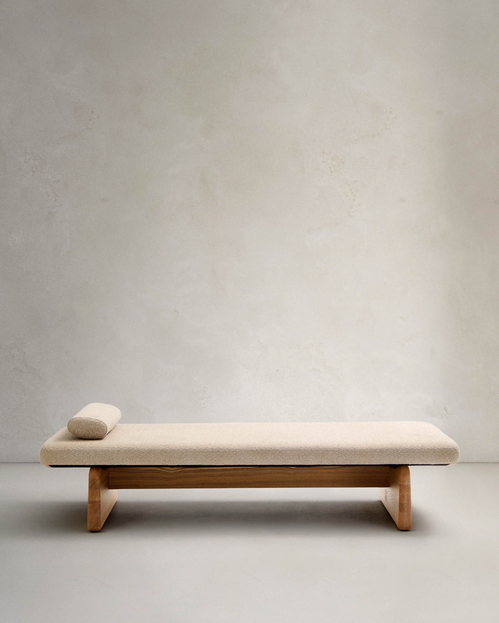 Daybed Topaz aus beigefarbenem Chenille und massivem Eschenholz mit natürlichem Finish 200 cm FSC 100% in Beige präsentiert im Onlineshop von KAQTU Design AG. Tagesbett ist von Kave Home