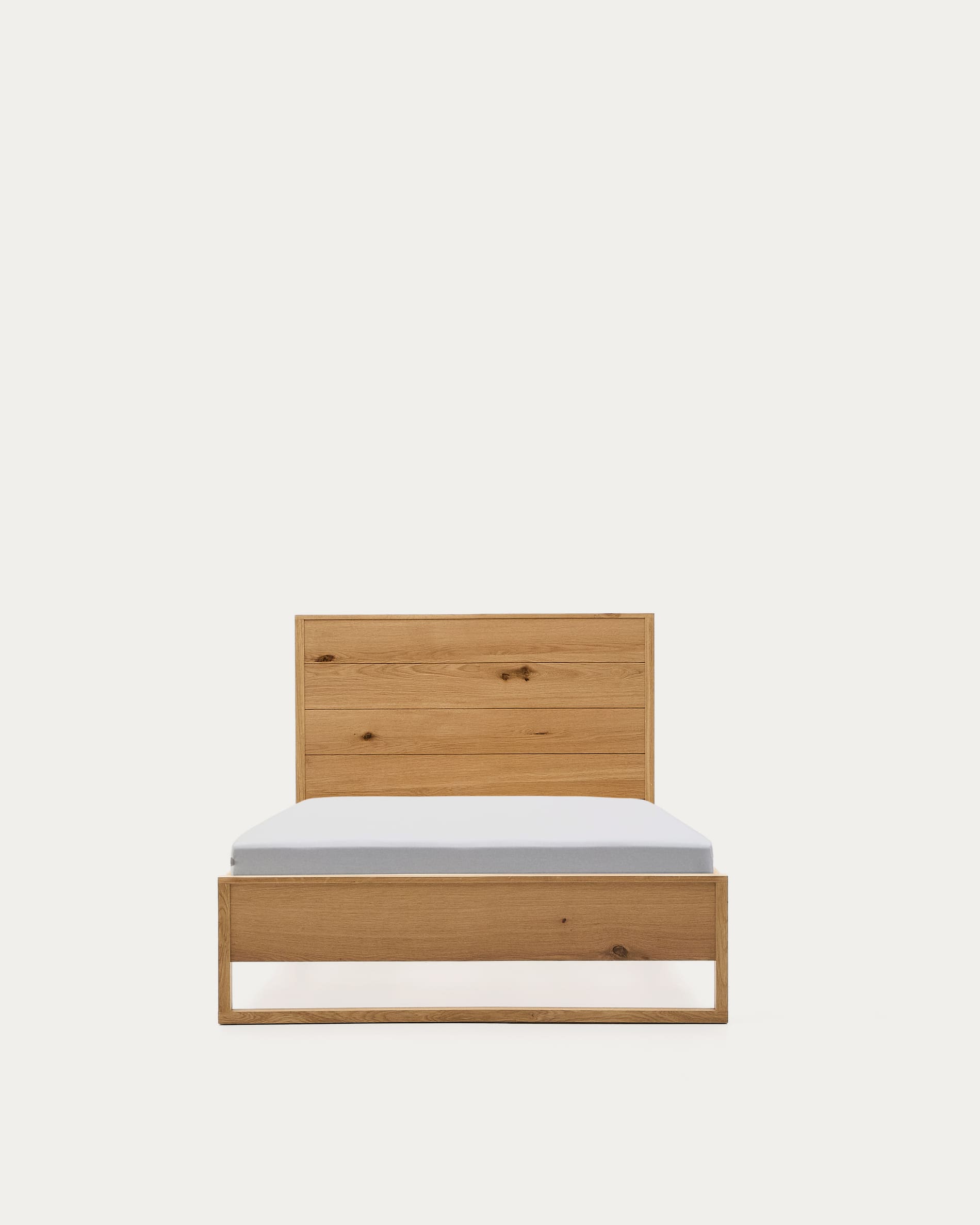 Bett Alguema aus Eichenfurnier mit naturfarbenem Finish für eine 90 x 190 cm grosse Matratze in Natur präsentiert im Onlineshop von KAQTU Design AG. Bett ist von Kave Home