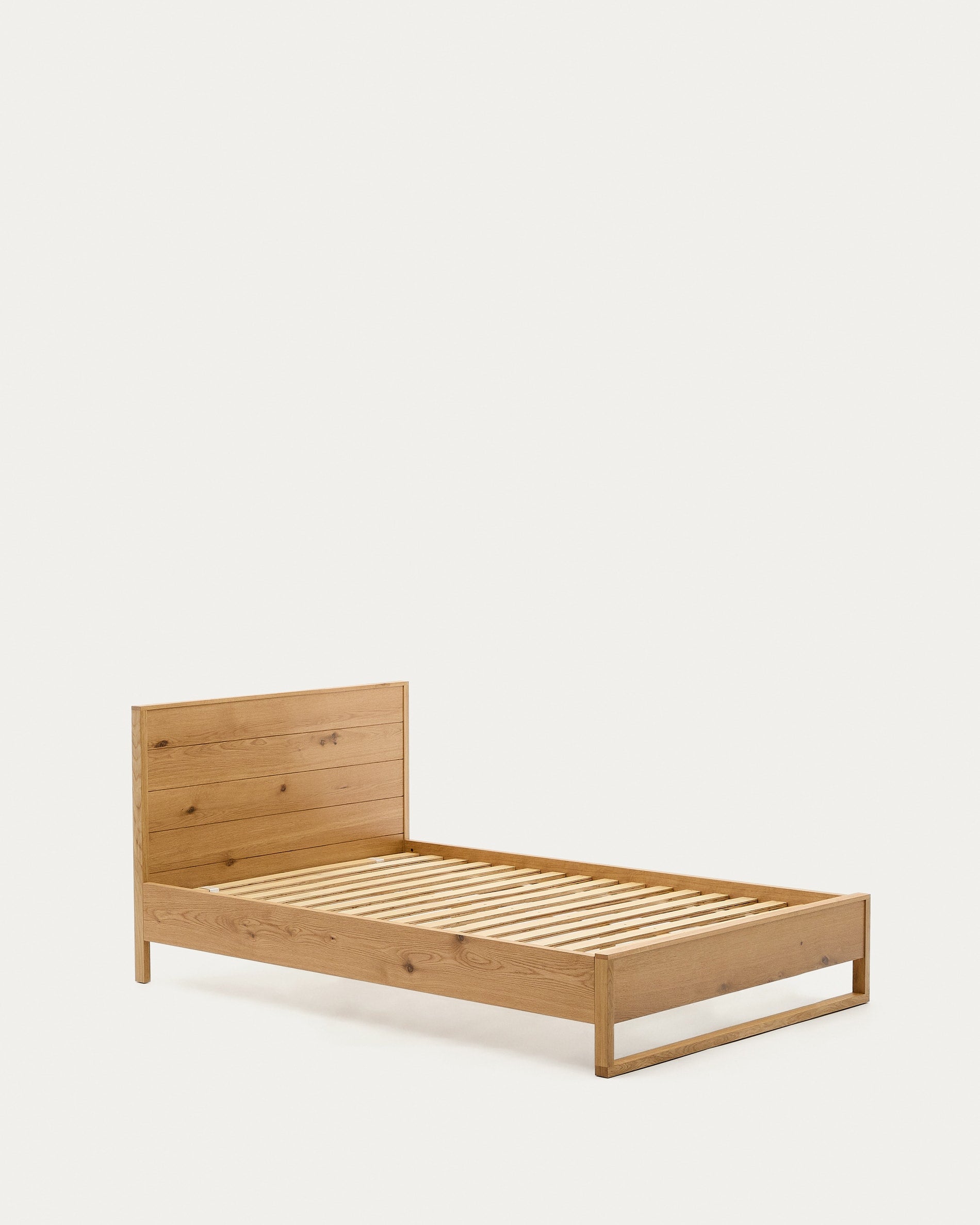 Bett Alguema aus Eichenfurnier mit naturfarbenem Finish für eine 90 x 190 cm grosse Matratze in Natur präsentiert im Onlineshop von KAQTU Design AG. Bett ist von Kave Home