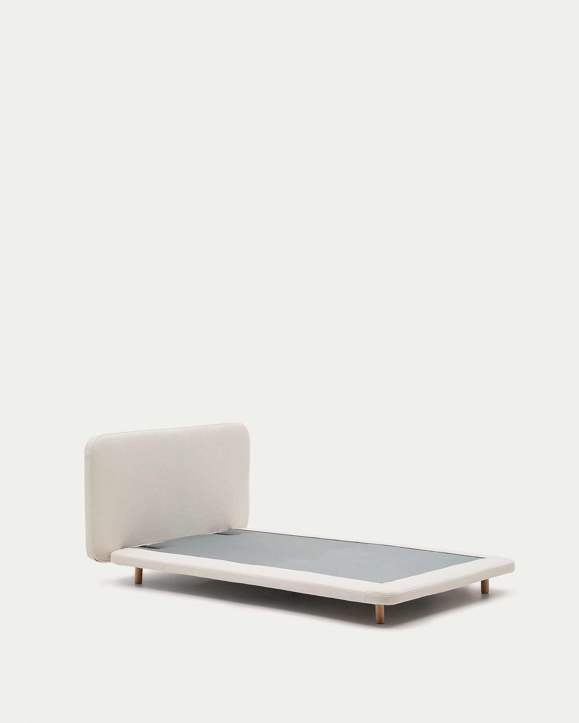 Abziehbares Bett Odum aus beigefarbenem Mikro-Bouclé mit Beinen aus massivem Buchenholz, 90 x 200 cm FSC Mix Credit in Beige präsentiert im Onlineshop von KAQTU Design AG. Bett ist von Kave Home