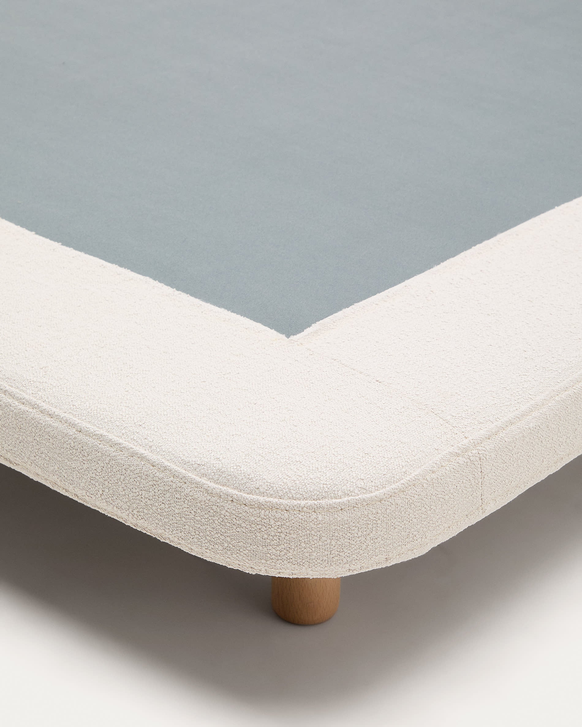 Abziehbares Bett Odum aus beigefarbenem Mikro-Bouclé mit Beinen aus massivem Buchenholz, 90 x 200 cm FSC Mix Credit in Beige präsentiert im Onlineshop von KAQTU Design AG. Bett ist von Kave Home