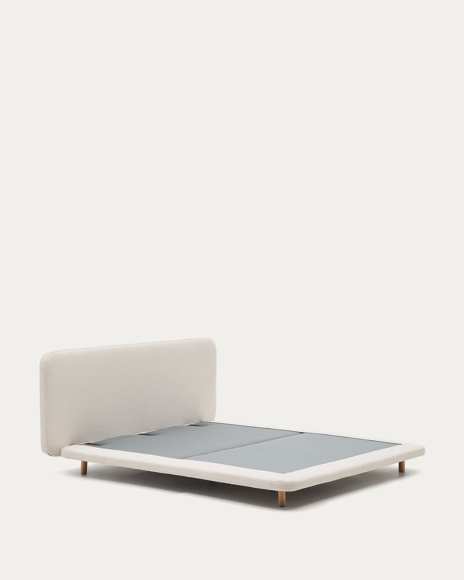 Abziehbares Bett Odum aus beigefarbenem Mikro-Bouclé Beine aus massivem Buchenholz 160 x 200 cm FSC Mix Credit in Beige präsentiert im Onlineshop von KAQTU Design AG. Bett ist von Kave Home