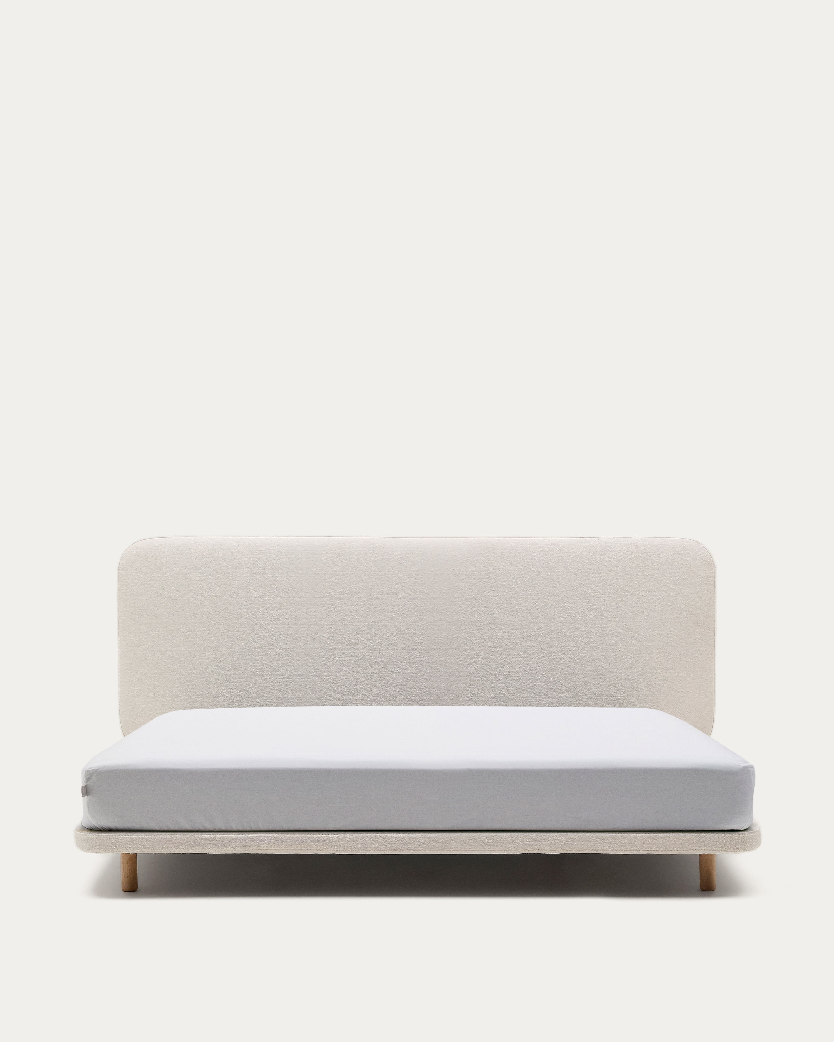 Abziehbares Bett Odum aus beigefarbenem Mikro-Bouclé, Beine aus massivem Buchenholz, 180 x 200 cm FSC Mix Credit in Beige präsentiert im Onlineshop von KAQTU Design AG. Bett ist von Kave Home