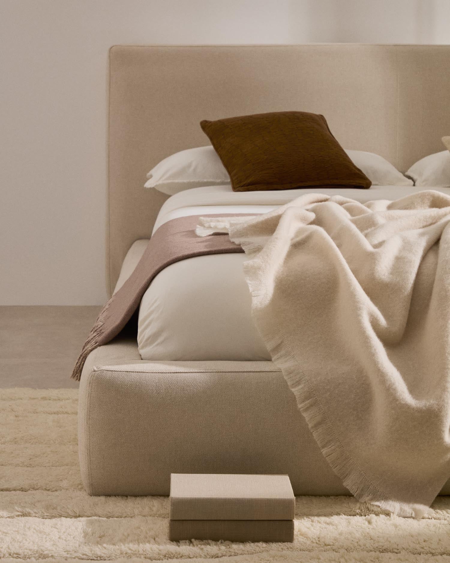 Abziehbares Bett Blok beige für eine 90 x 200 cm grosse Matratze FSC Mix Credit in Ecru präsentiert im Onlineshop von KAQTU Design AG. Bett ist von Kave Home