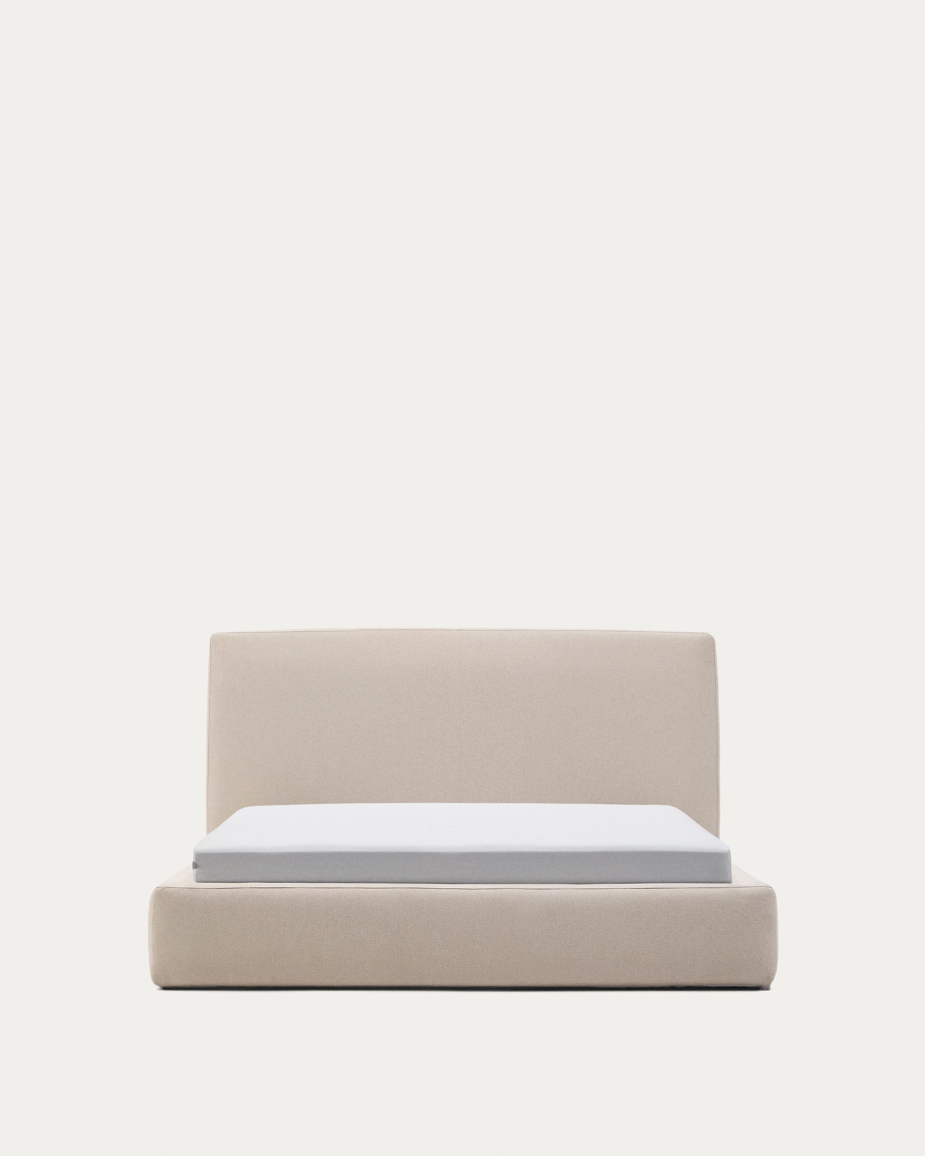 Abziehbares Bett Blok beige für eine 160 x 200 cm grosse Matratze FSC Mix Credit in Ecru präsentiert im Onlineshop von KAQTU Design AG. Bett ist von Kave Home