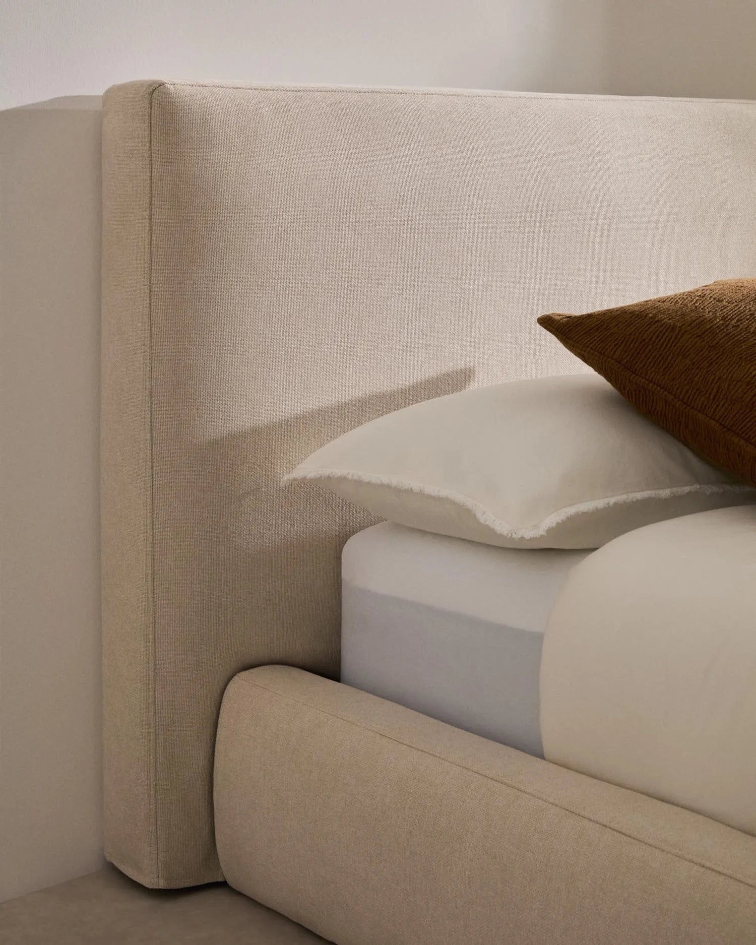 Das abziehbare Bett Blok in Beige vereint modernes Design mit umweltfreundlichen Materialien und bietet Komfort für erholsame Nächte.