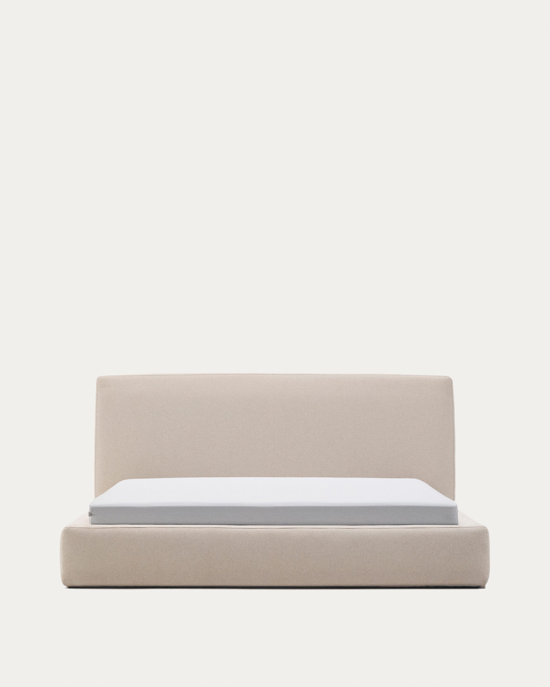 Abziehbares Bett Blok beige für eine 180 x 200 cm grosse Matratze FSC Mix Credit in Ecru präsentiert im Onlineshop von KAQTU Design AG. Bett ist von Kave Home