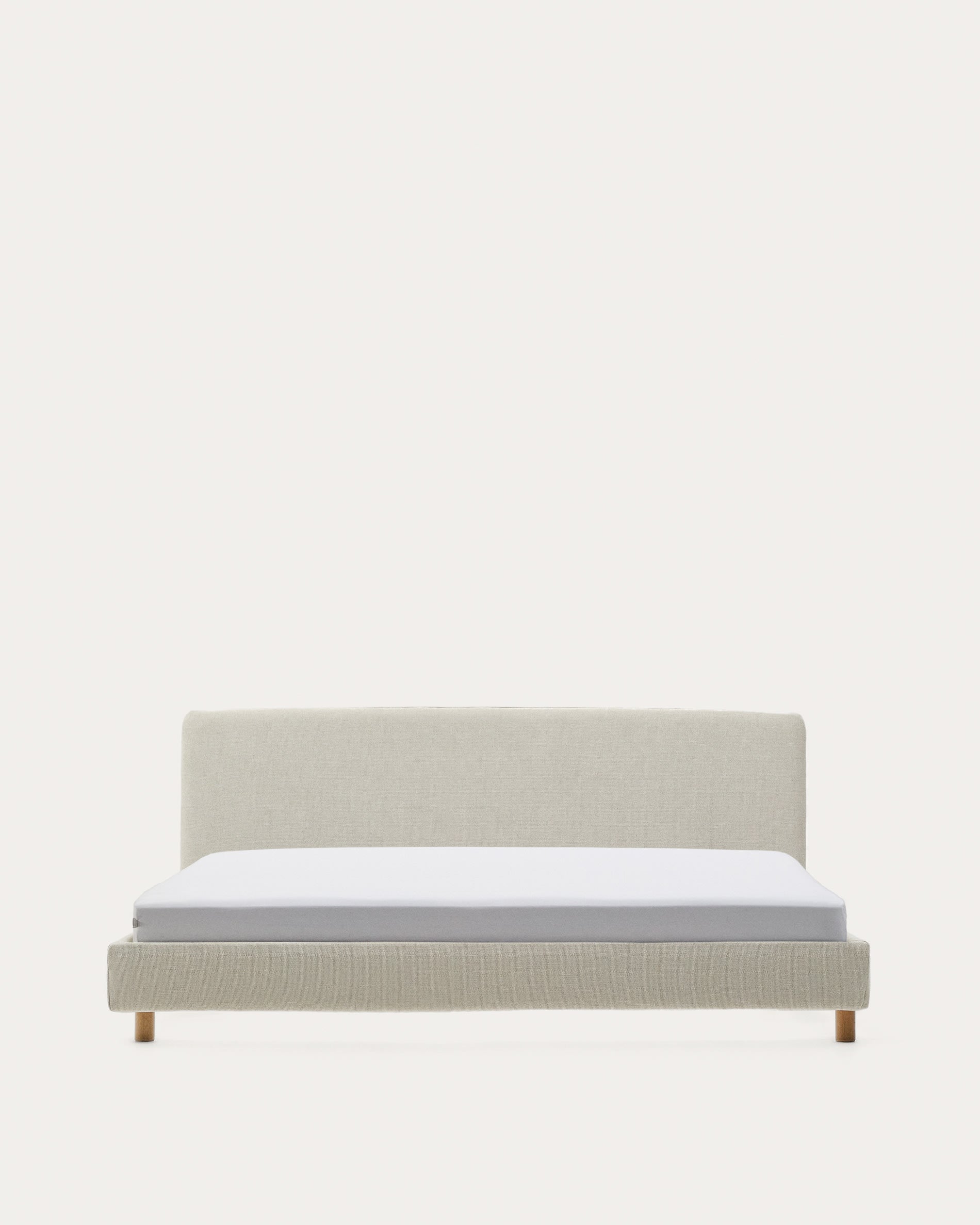 Abziehbares Bett Valma aus perlfarbener Chenille mit Beinen aus massivem Buchenholz für Matratze von 180 x 200 cm in Perle präsentiert im Onlineshop von KAQTU Design AG. Bett ist von Kave Home