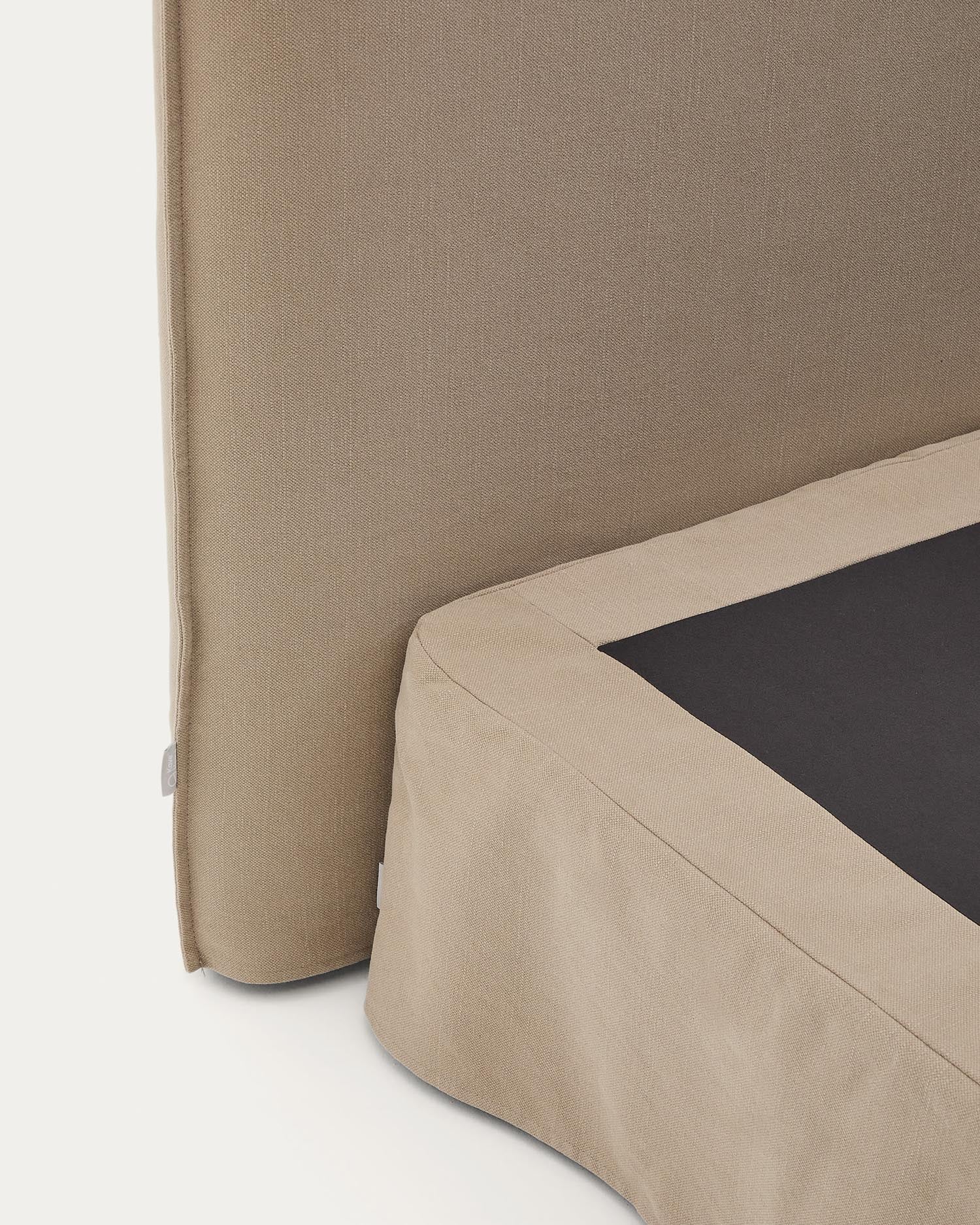 Bett mit abnehmbarem Bezug Jaira aus Leinen und Baumwolle taupe für eine Matratze von 160 x 200 cm in Taupe präsentiert im Onlineshop von KAQTU Design AG. Bett ist von Kave Home