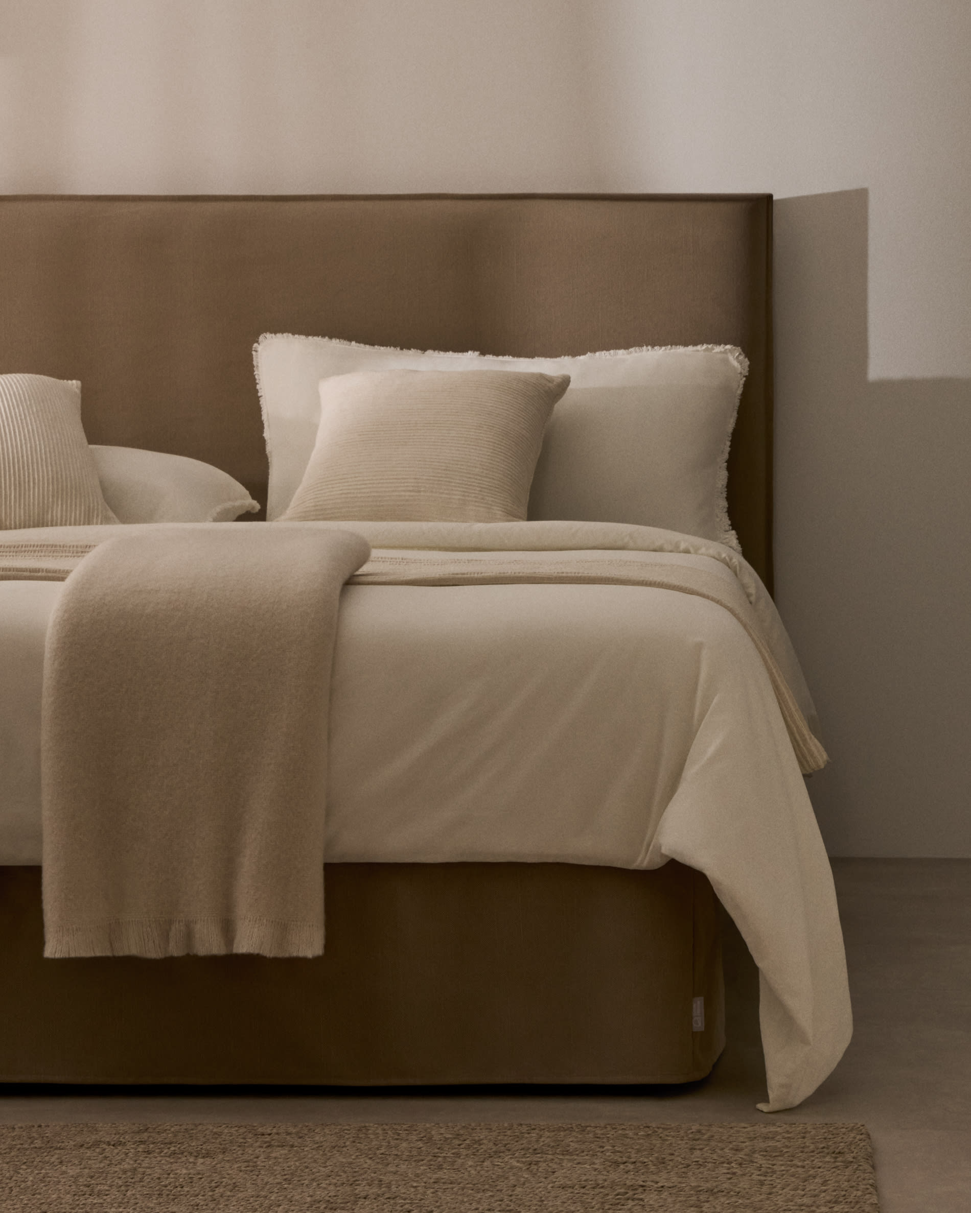 Bett mit abnehmbarem Bezug Jaira aus Leinen und Baumwolle taupe für eine Matratze von 160 x 200 cm in Taupe präsentiert im Onlineshop von KAQTU Design AG. Bett ist von Kave Home