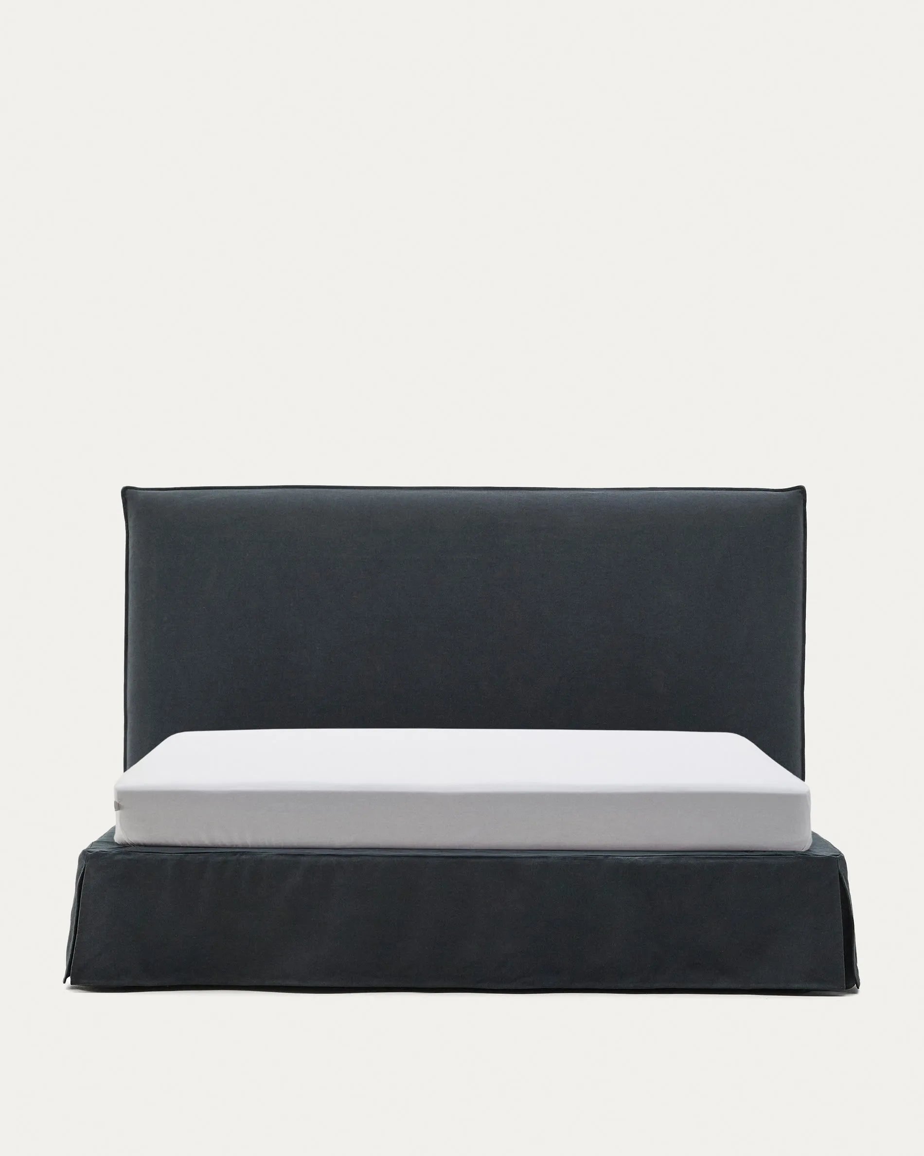 Elegantes Bett Jaira von Kave Home: Leinen-Baumwollbezug, abnehmbar, anthrazitgrau, 180x200 cm, stilvoll und funktional.