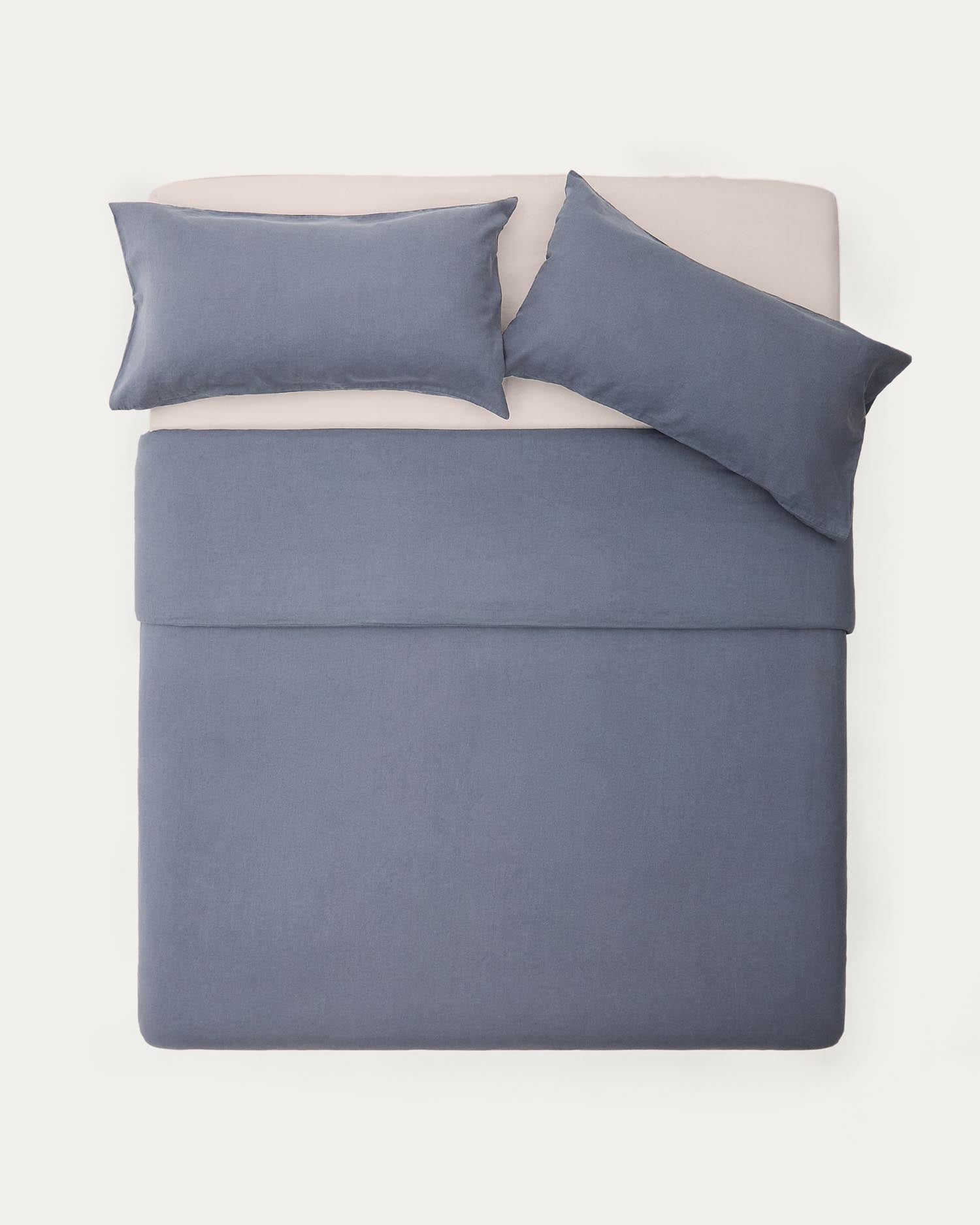 Set Simmel Bezüge für Bettdecke und Kopfkissen aus Baumwolle und Leinen Farbe blau für Bett von 90 cm in Dunkelblau präsentiert im Onlineshop von KAQTU Design AG. Bettwäsche ist von Kave Home