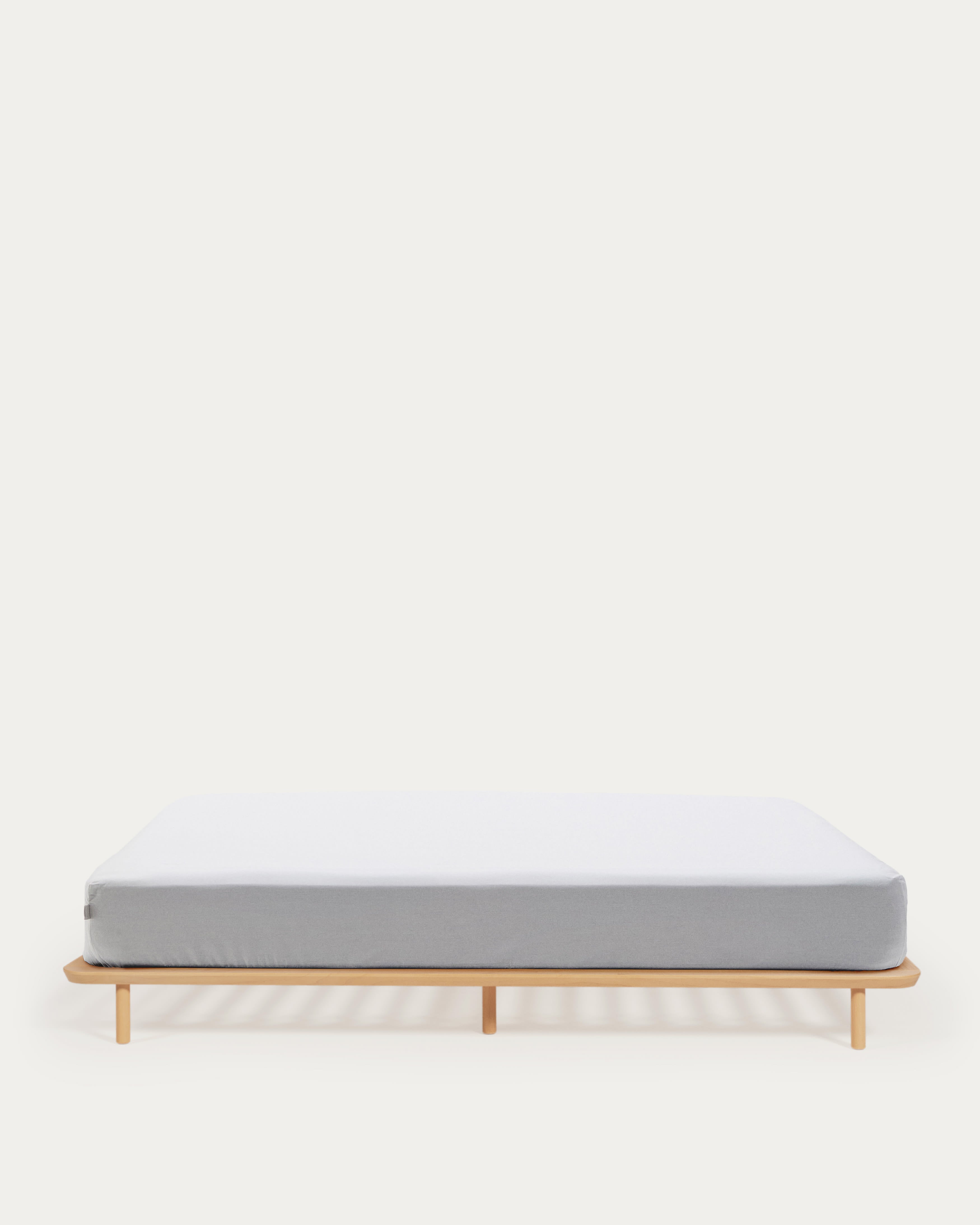 Anielle Bett aus massiver Esche für Matratze von 180 x 200 cm in Braun präsentiert im Onlineshop von KAQTU Design AG. Bett ist von Kave Home