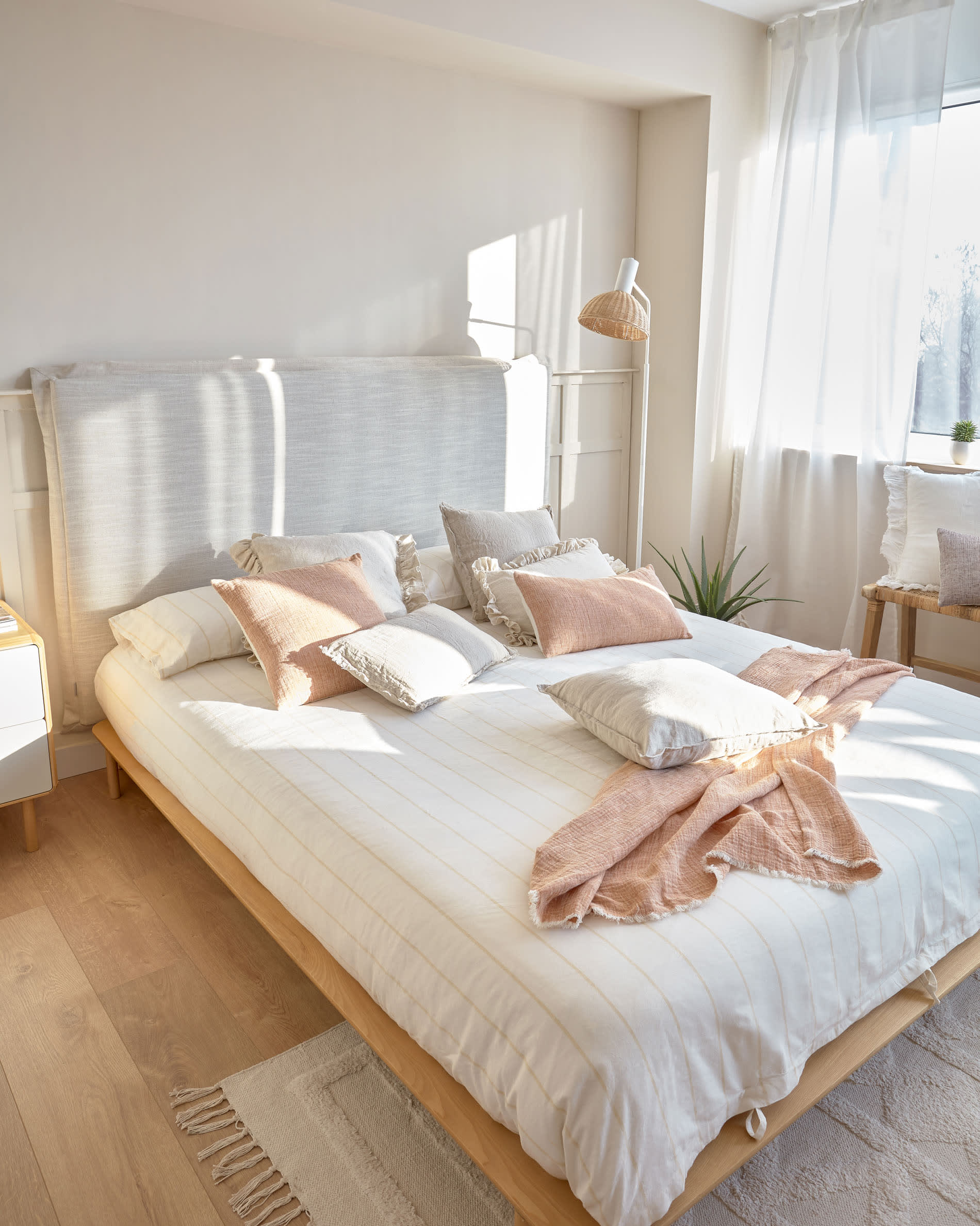 Anielle Bett aus massiver Esche für Matratze von 180 x 200 cm in Braun präsentiert im Onlineshop von KAQTU Design AG. Bett ist von Kave Home