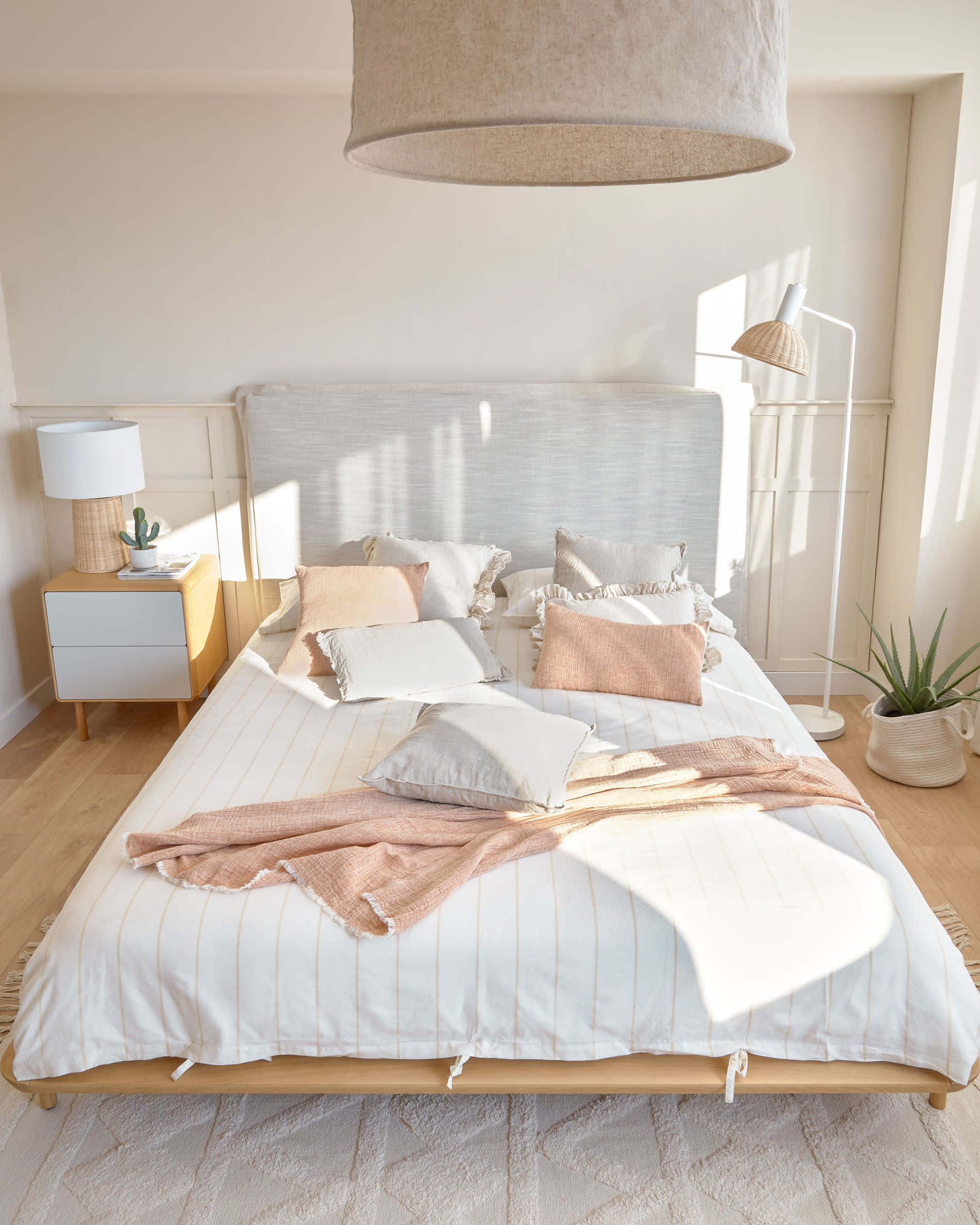 Anielle Bett aus massiver Esche für Matratze von 180 x 200 cm in Braun präsentiert im Onlineshop von KAQTU Design AG. Bett ist von Kave Home